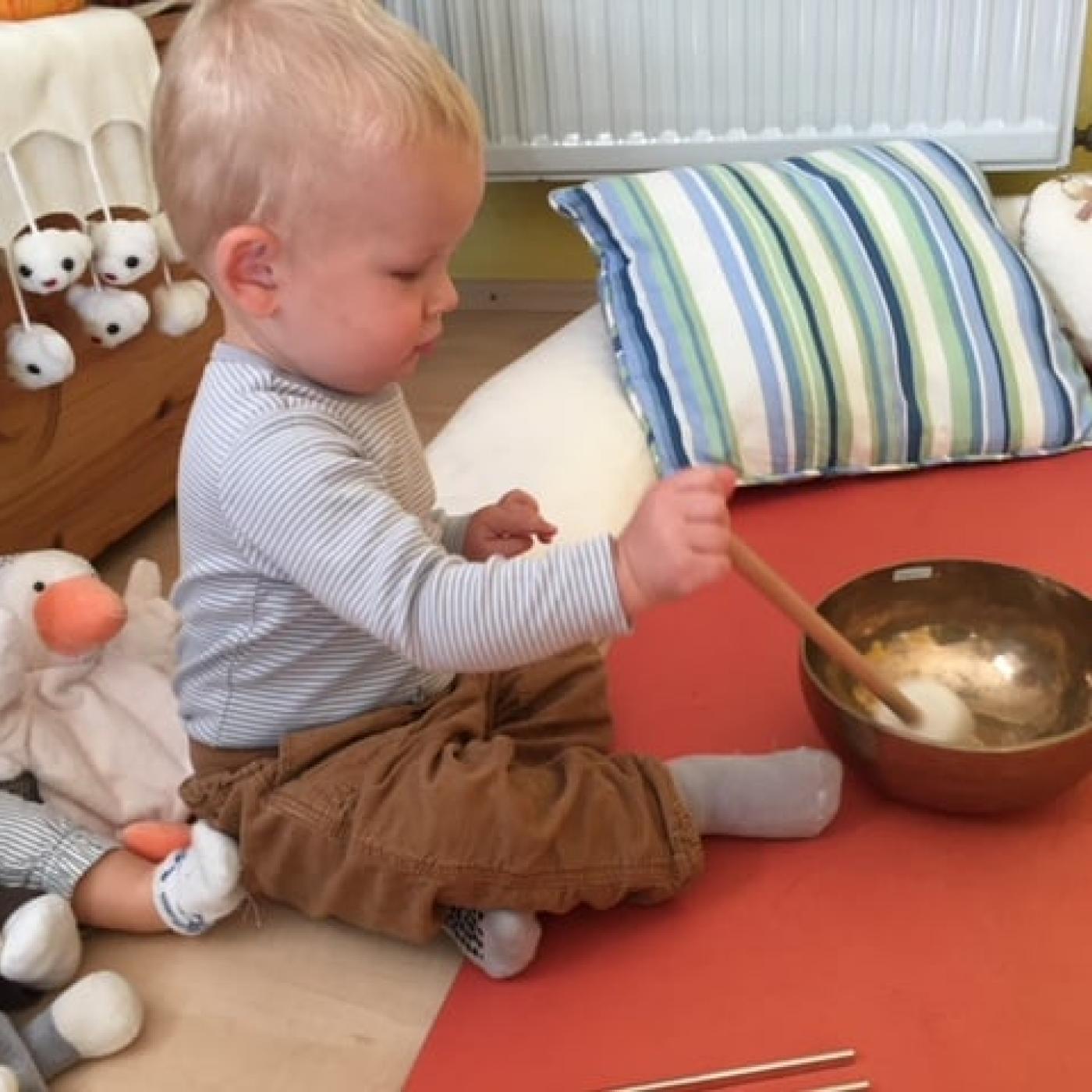 Klangschalenmassage eines Kindes durch Christine Lindinger von Baby und Elternschaft.