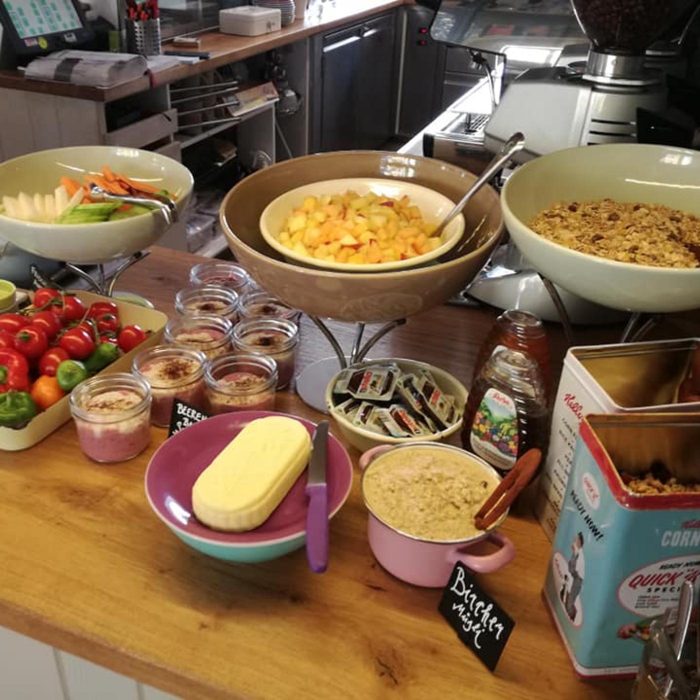 Am Wochenende gibt es ein leckeres Frühstücksbuffet im Café Kubus in Kuchl.