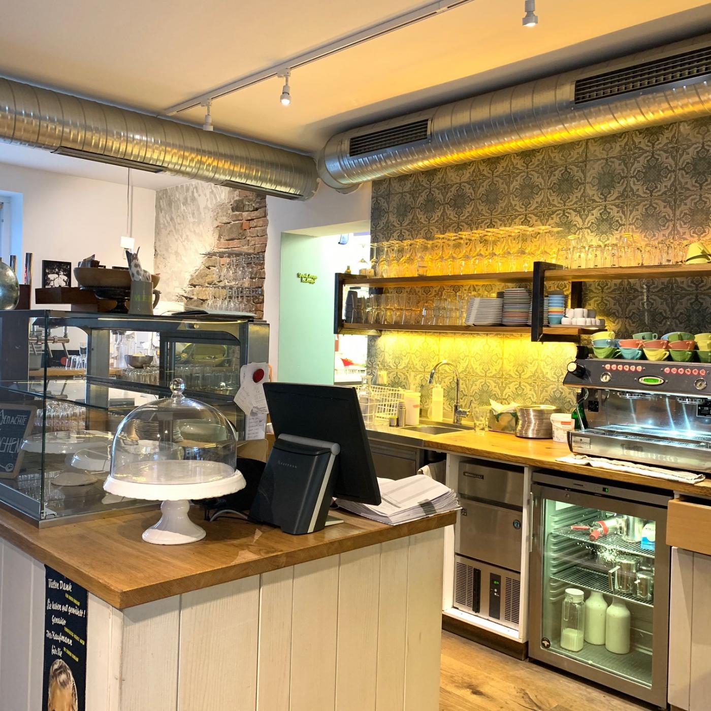 Café und Kuchen im Café Kubus in Kuchl.
