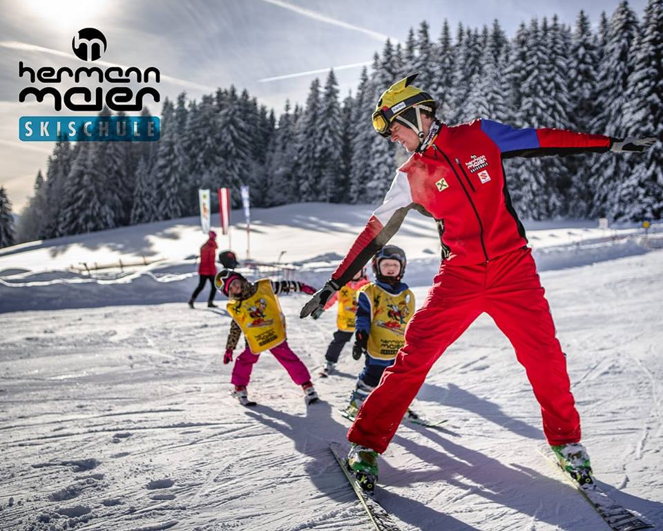 Skilehrer mit Kindern in der Hermann Maier Skischule Flachau.