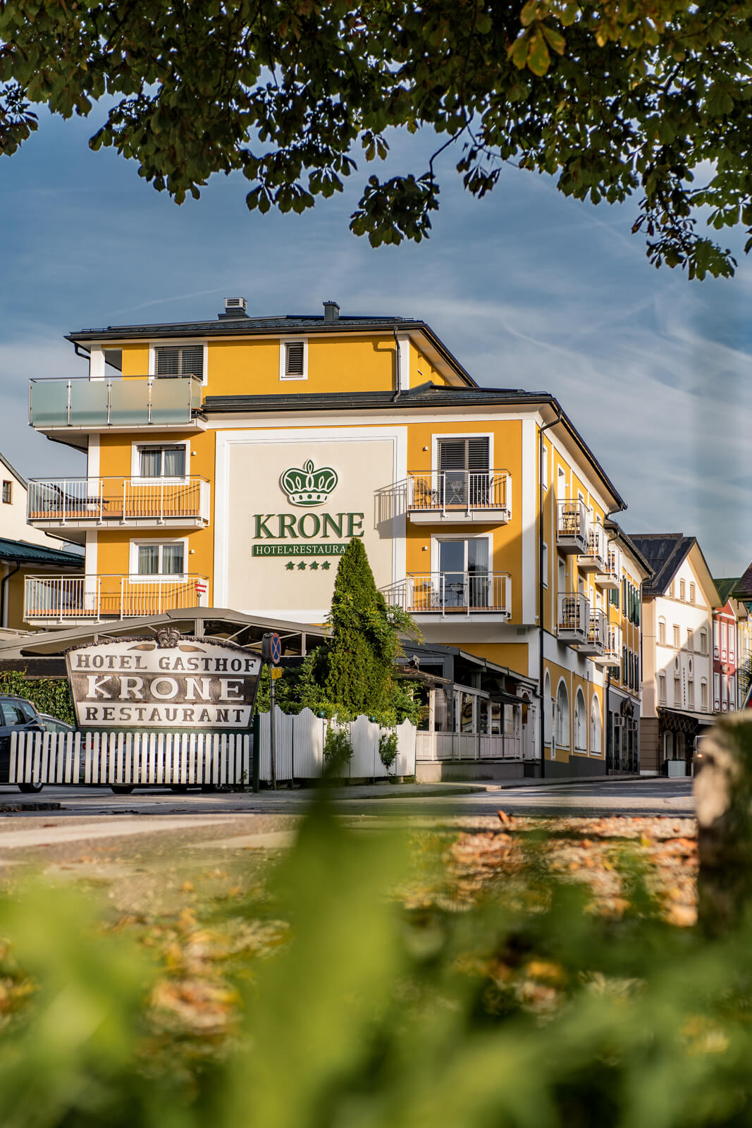 Aussenansicht kinderfreundliches Hotel & Restaurant Krone in Mondsee.