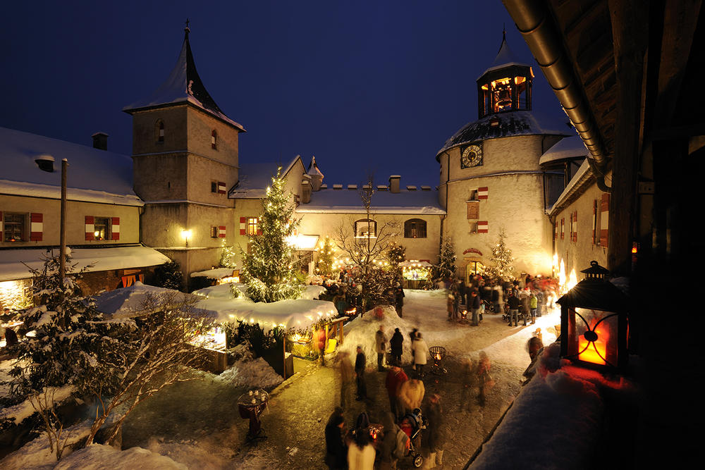 Burg mit Adventsmarkt