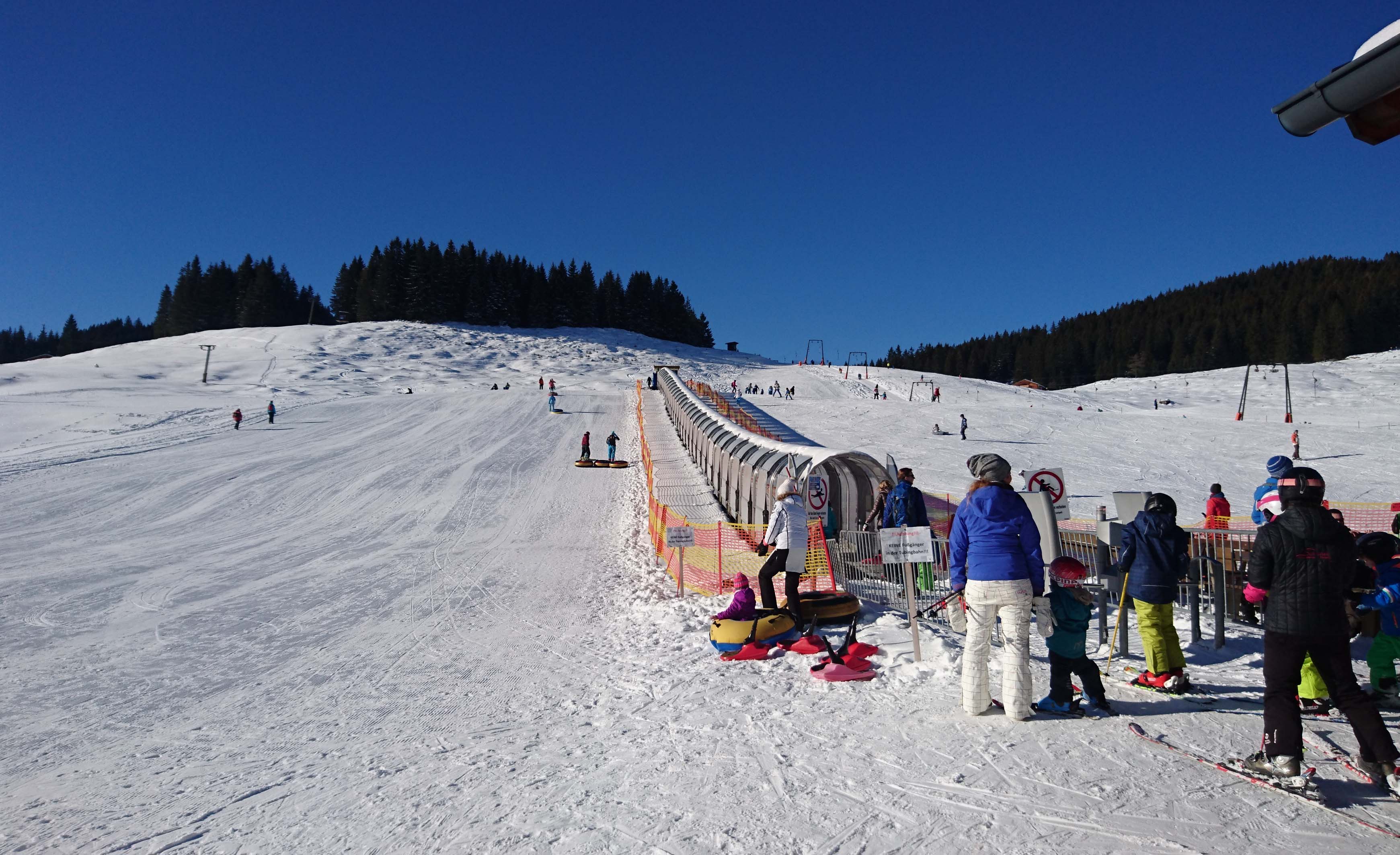 Kinder fahren gratis Ski - auf der Postalm. 