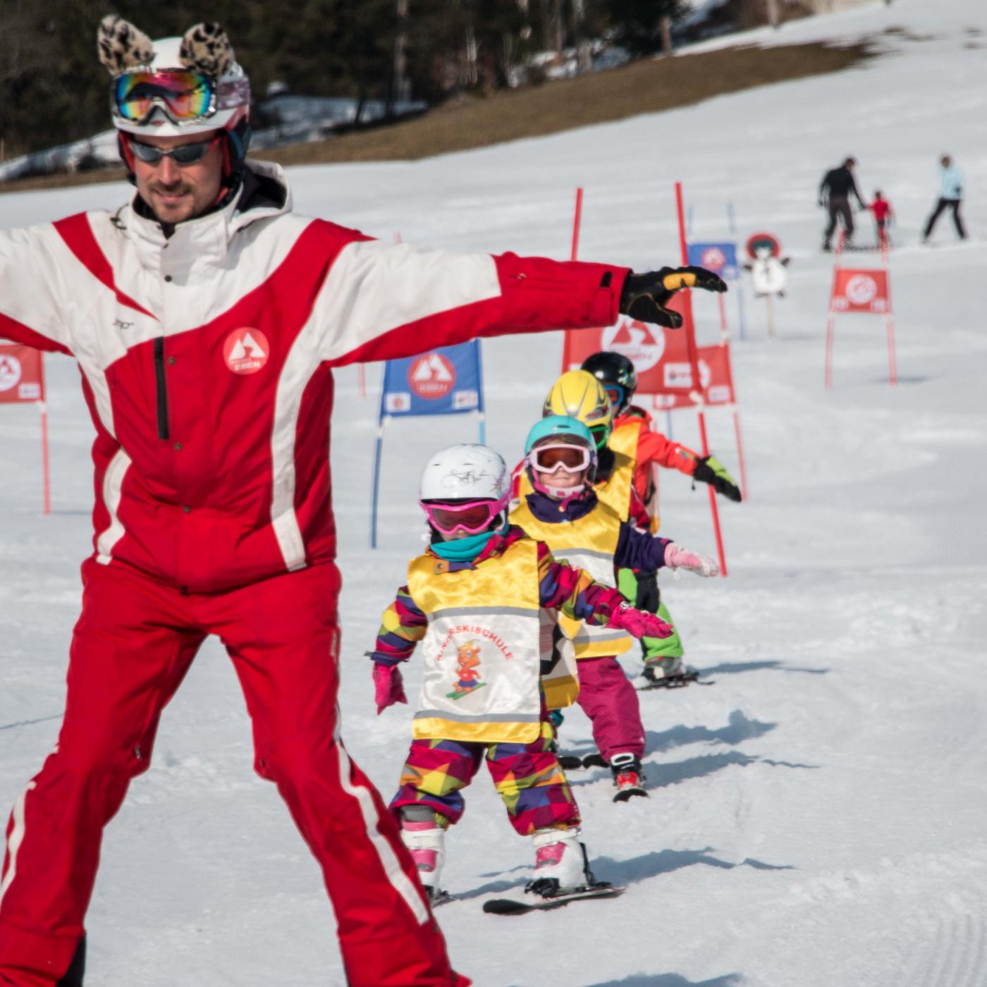 Skilehrer mit Kindern in der Skischule Eben. 