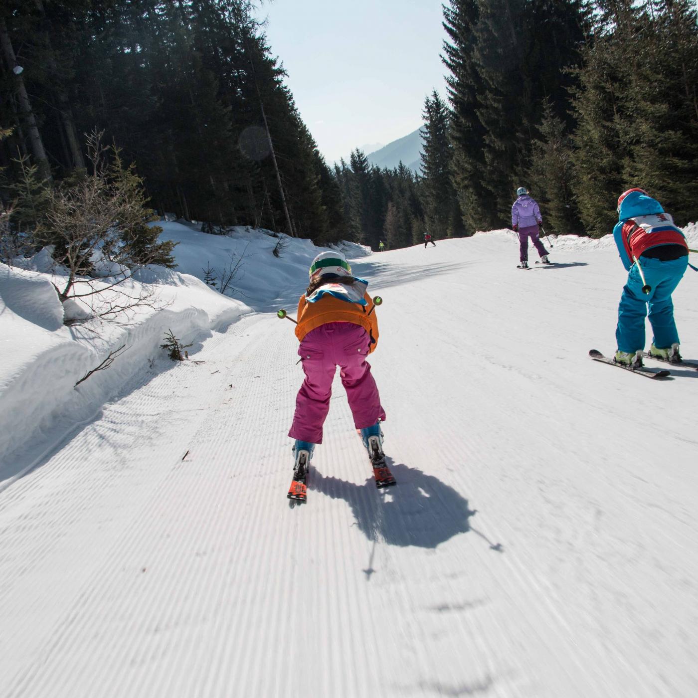 Kinder lernen in der Skischule Eben skifahren.