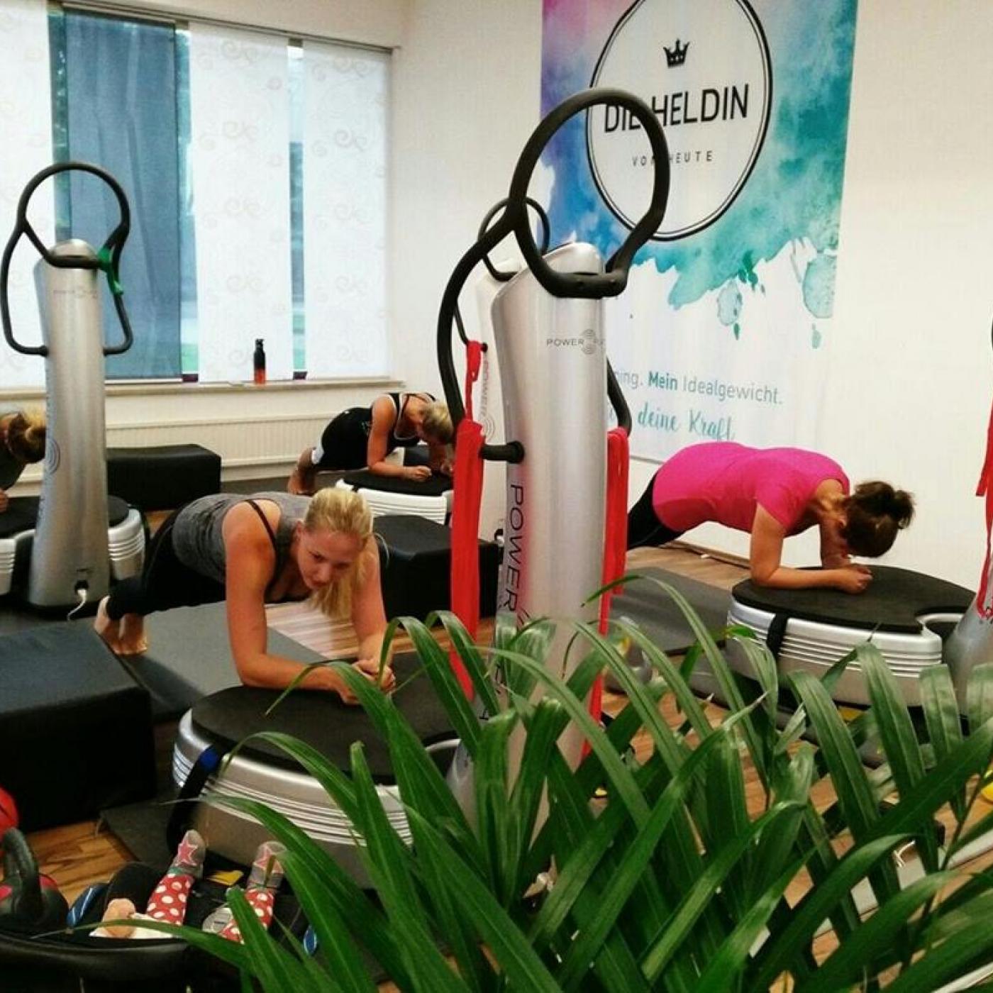 Frauen trainieren auf der Powerplate im Fitnessstudio Die Heldin von heute - Studio Saalfelden.
