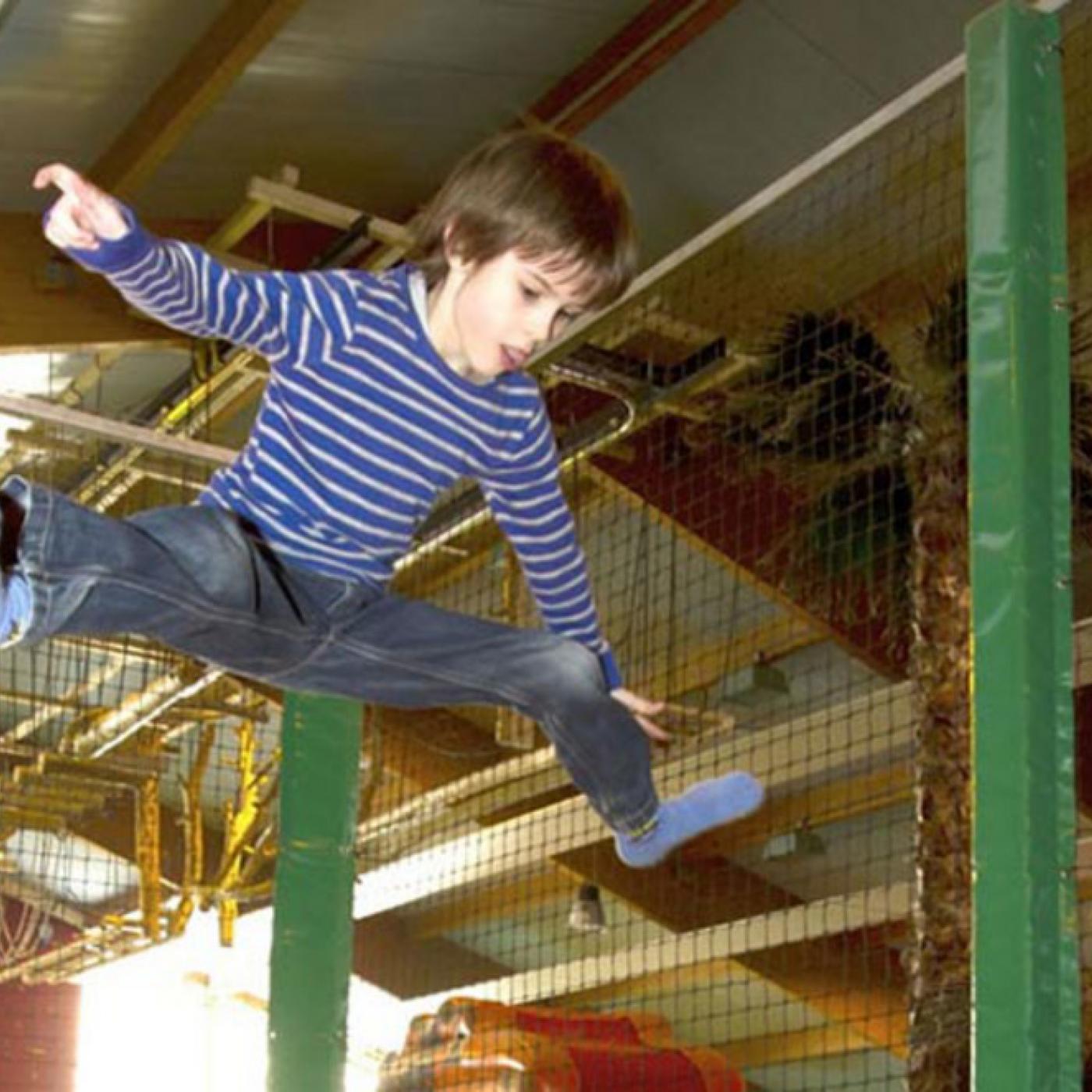 Trampolin im Indoorspielplatz Hoppolino macht Kinder mega Spaß