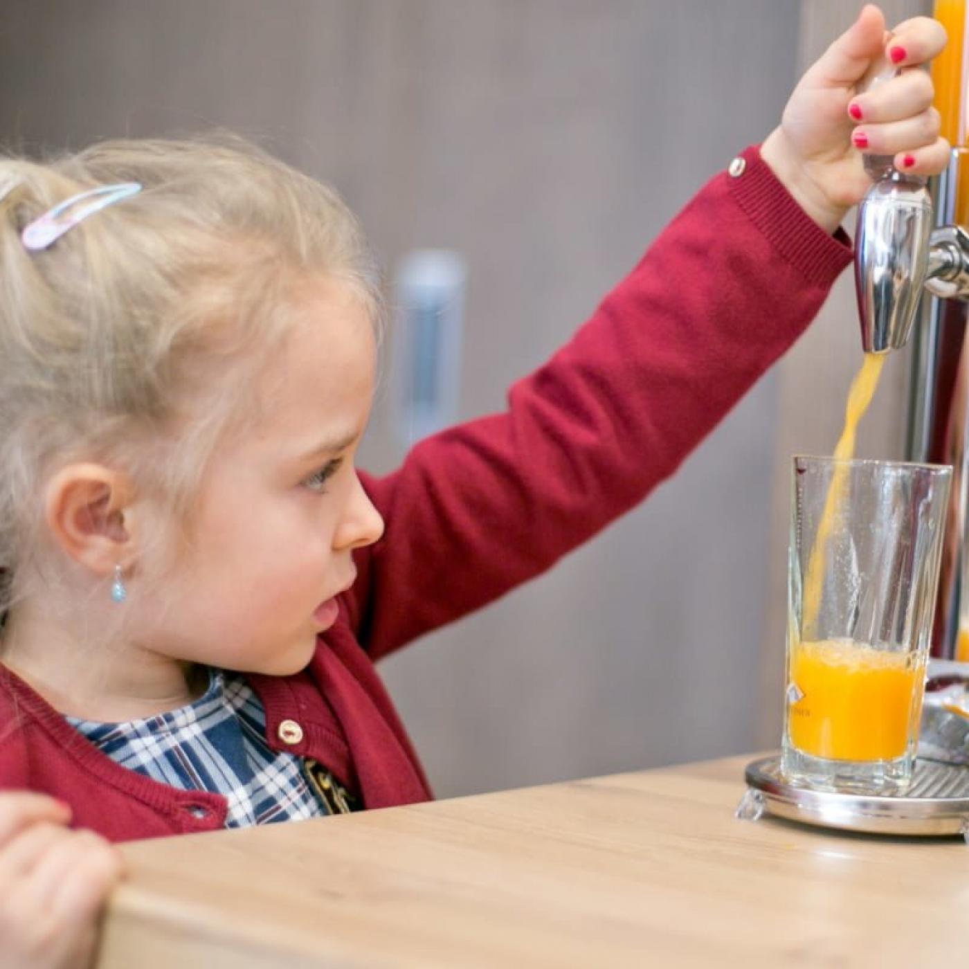 Für Kinder gibt es Orangensaft zum Frühstück im Landhotel Berger in Eben.
