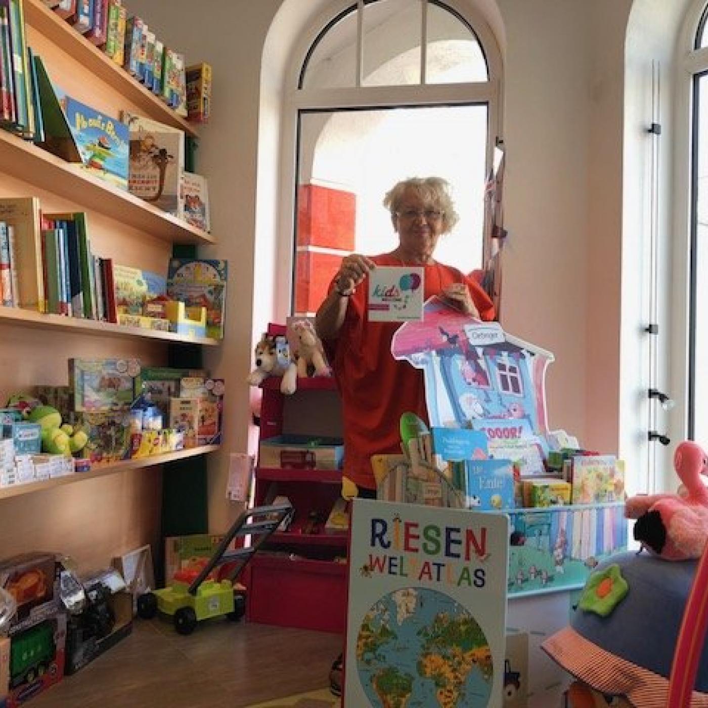 Monika Staltner von Naturprodukte Staltner heißt Kinder willkommen.