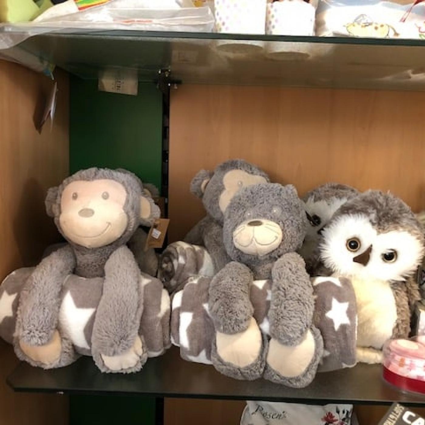 Süße Kuscheltiere sind bei Naturprodukte Staltner erhältlich.