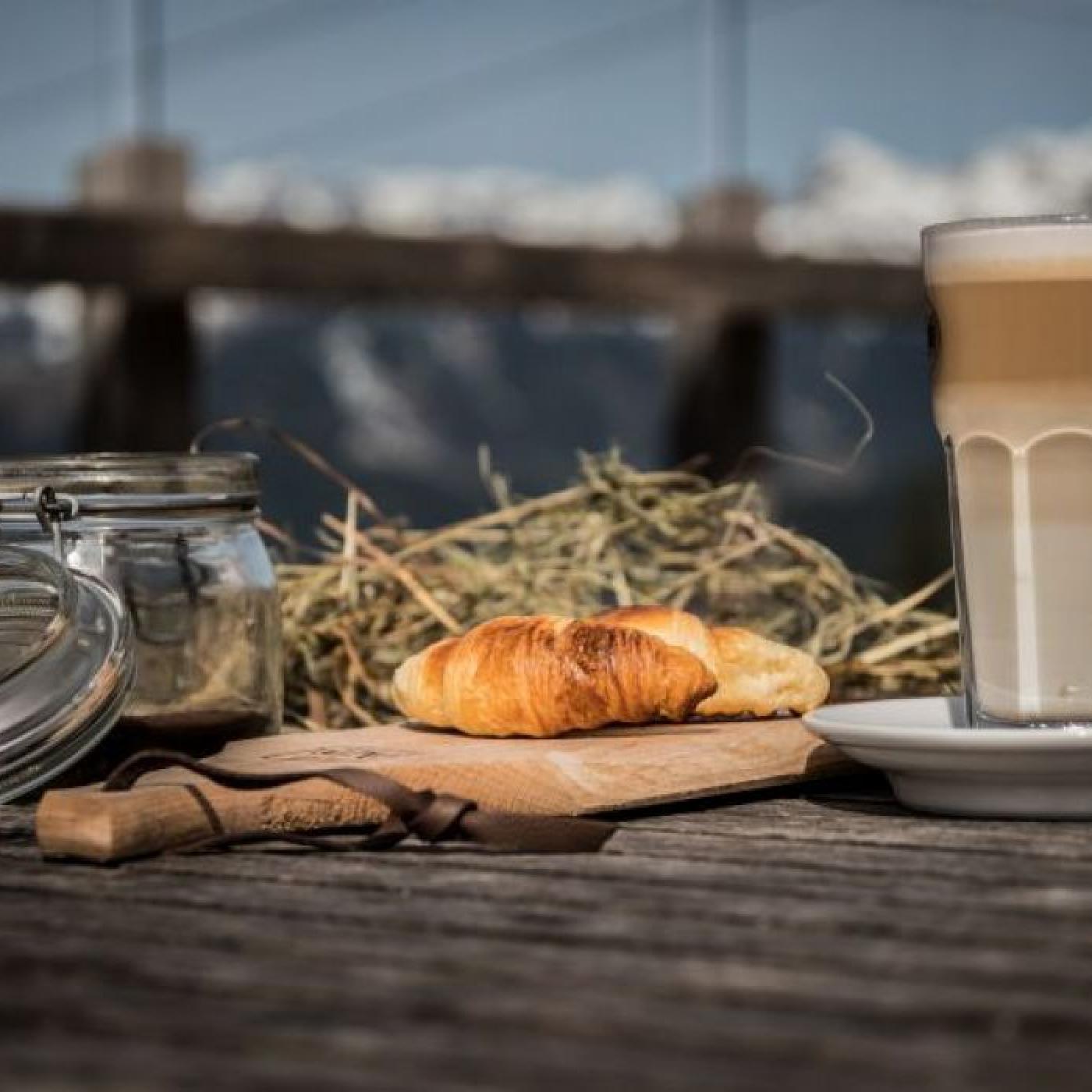 Frühstück auf der Reitlehenalm in Eben: Croissant und Café Latte.