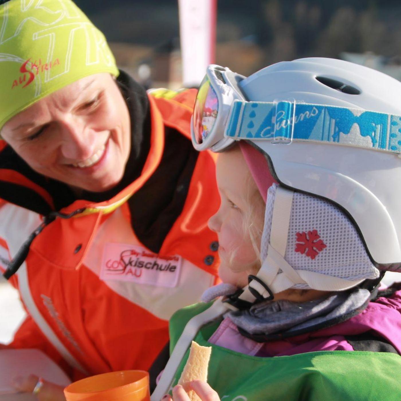Kind bekommt Privatskiunterricht in der Skischule Gosau.