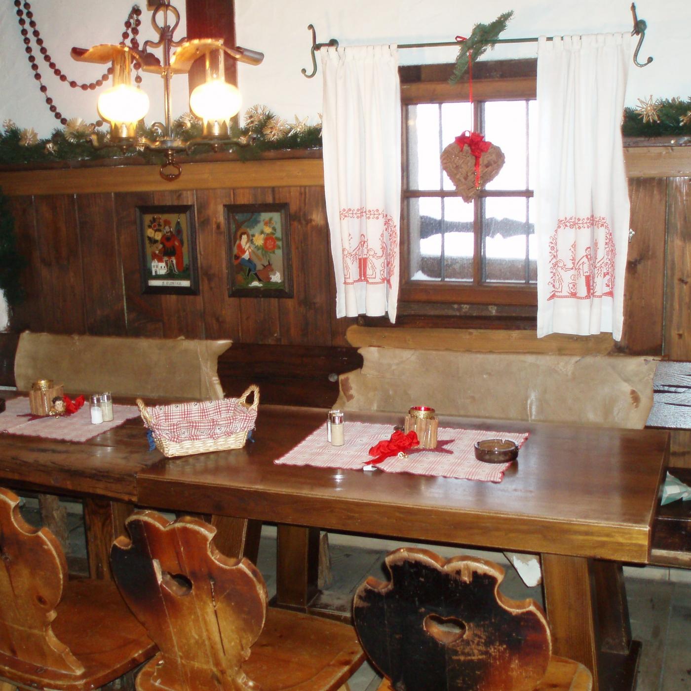 Weihnachtlich dekorierte Unterhof Alm.