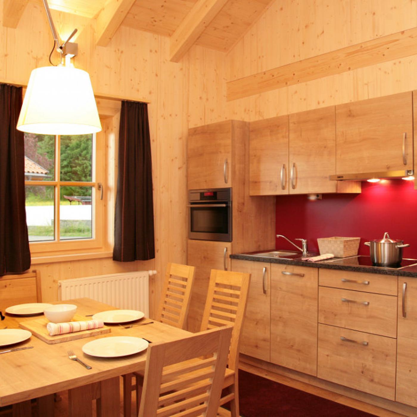 Mit Küche ausgestattete Hütten im Feriendorf Oberreit in Maishofen.