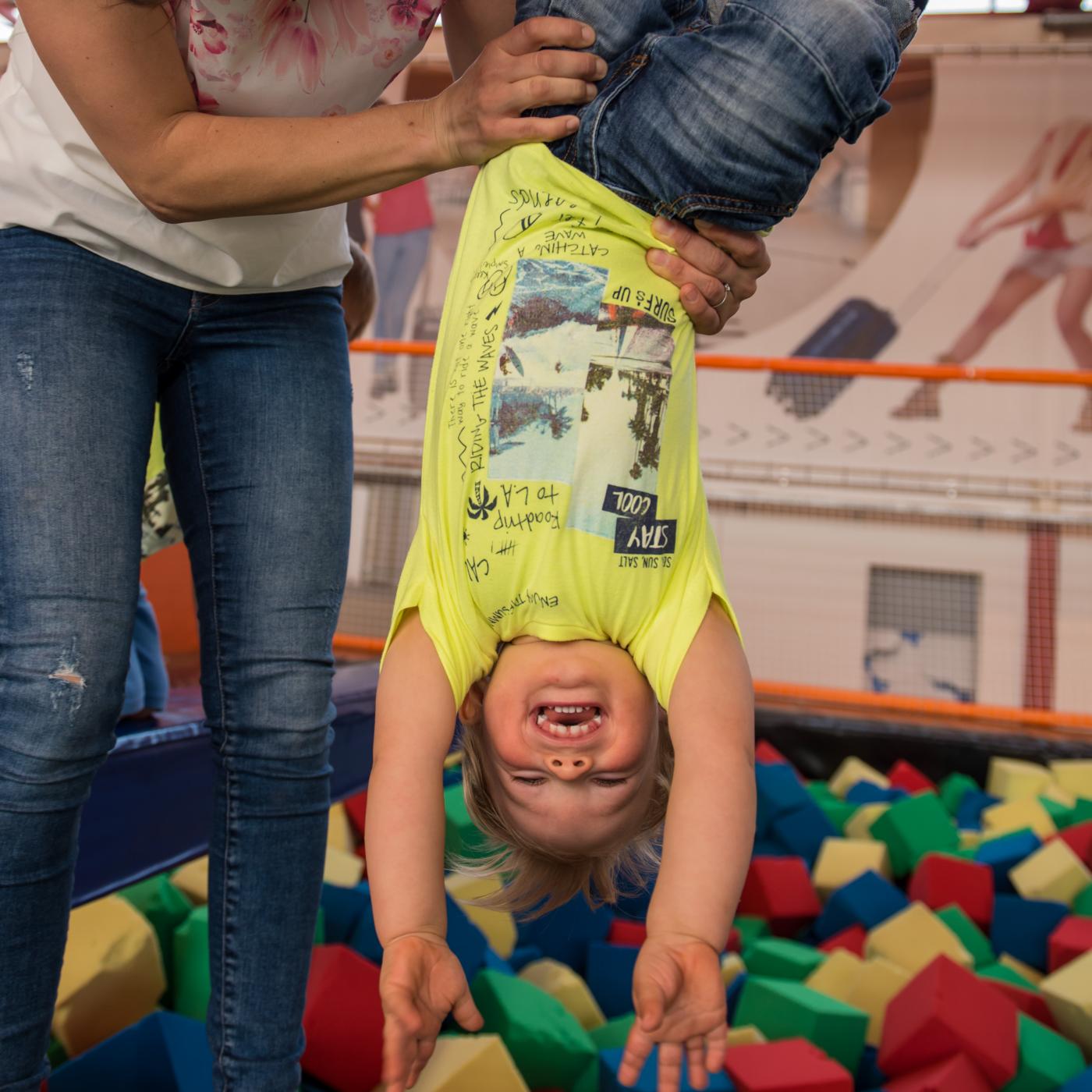 Mama und Kind haben Spaß am Trampolin im Indoorspielplatz  Jump 25 bei Graz.