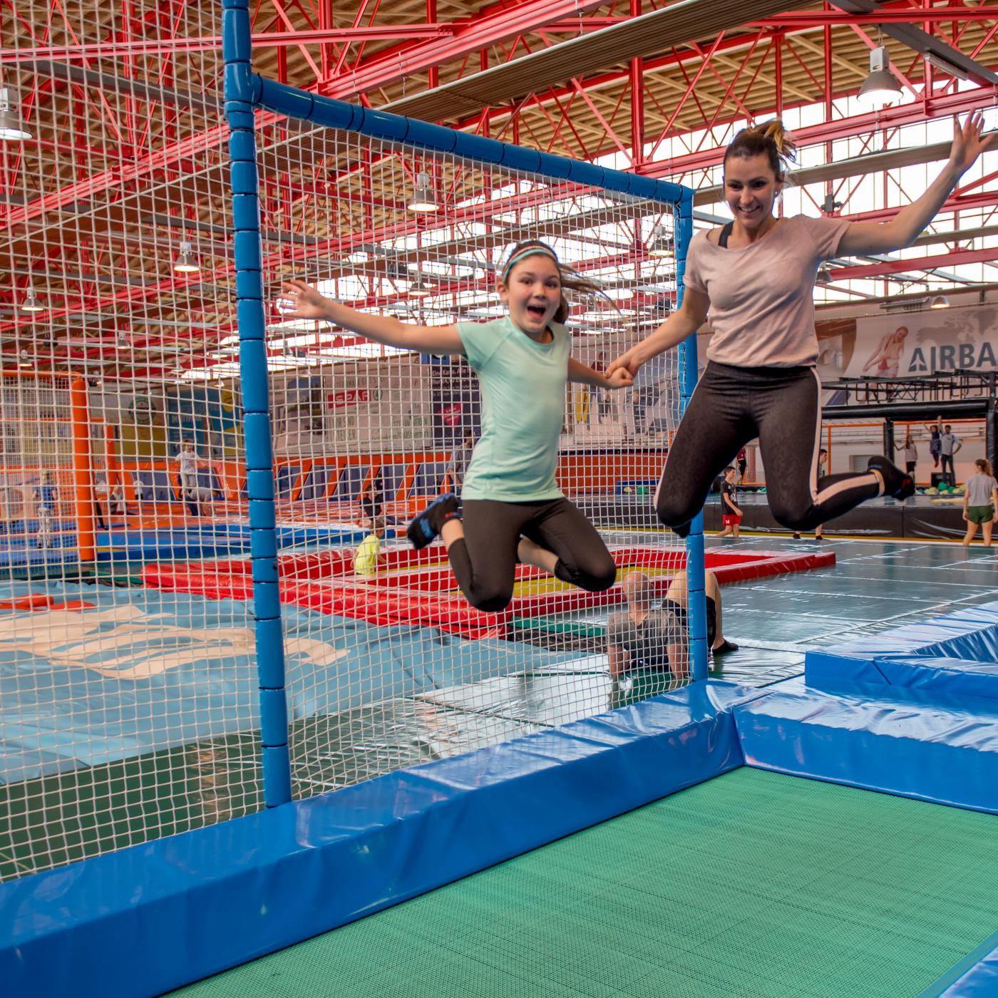 Kinder lieben die Trampoline im Indoorspielplatz  Jump 25 bei Graz.