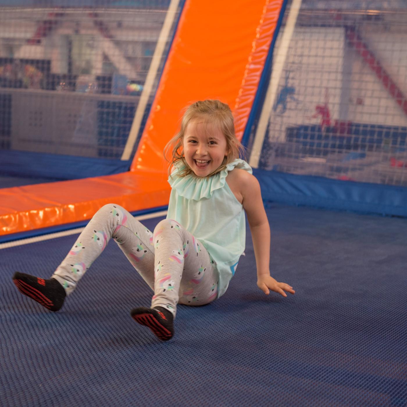 Kind hat Spaß am Trampolin im Indoorspielplatz  Jump 25 bei Graz.
