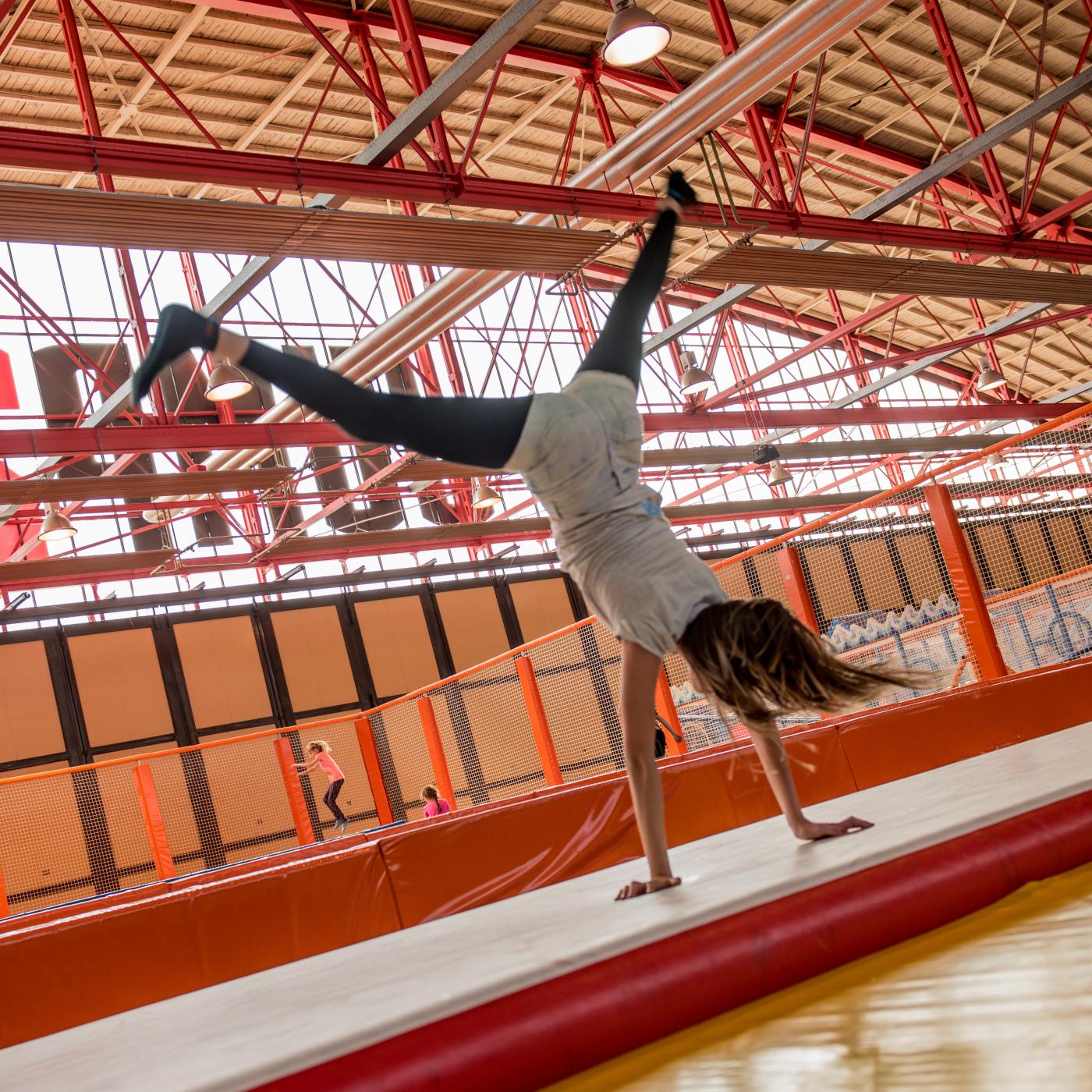 Kind macht Salto auf dem Trampolin im Indoorspielplatz  Jump 25 bei Graz.