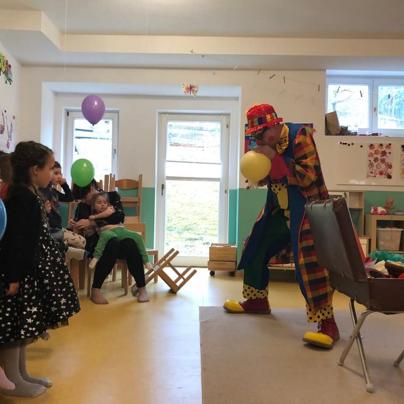 Clown Pedro Zaubershow für Kindergeburtstage mit Ballontieren und viel Spaß und Lachen.