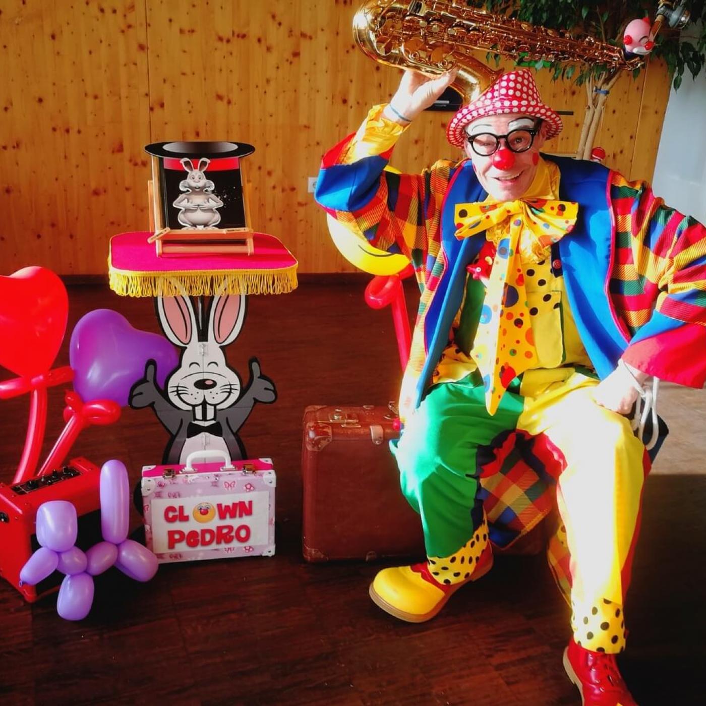 Clown Pedro Zaubershow für Kindergeburtstage mit Ballontieren und viel Spaß und Lachen.