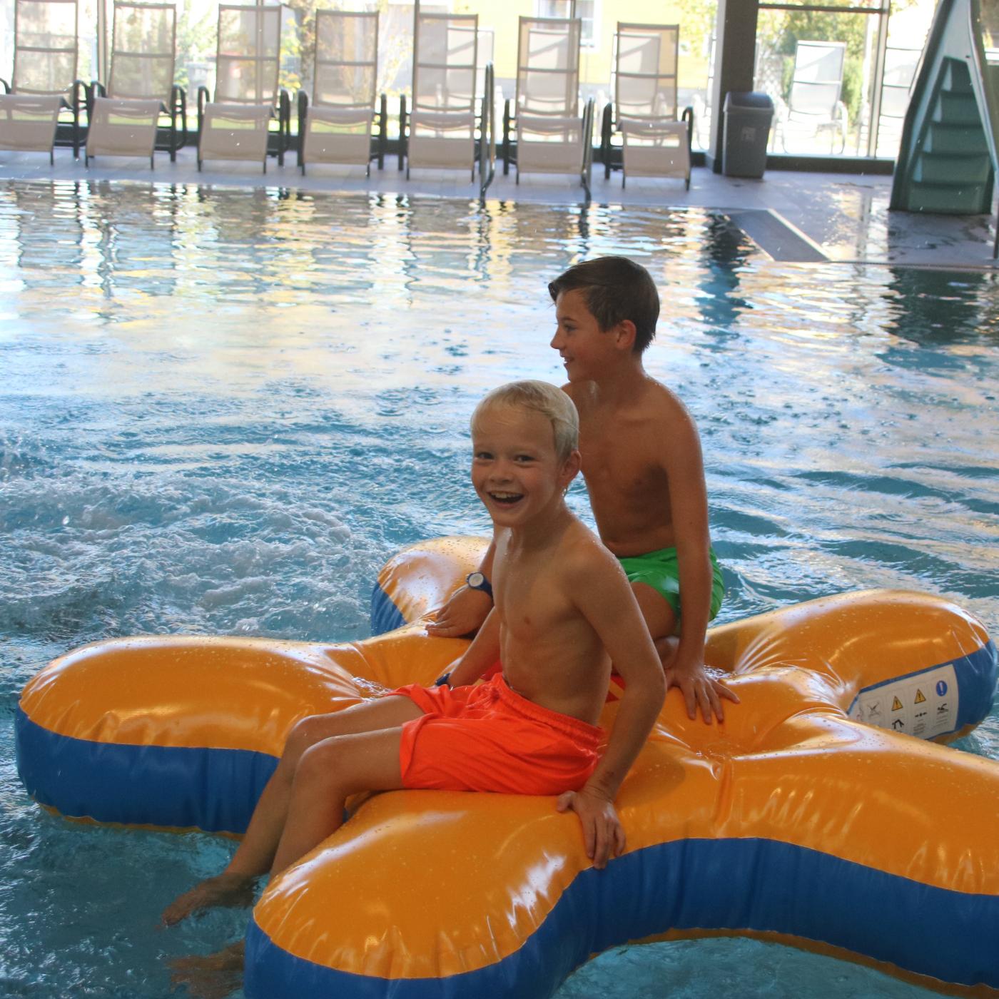 Freizeitbad Ried im Innkreis bietet Badespaß und tolle Angebote für die ganze Familie, Wassernixen und Wassersportlern.