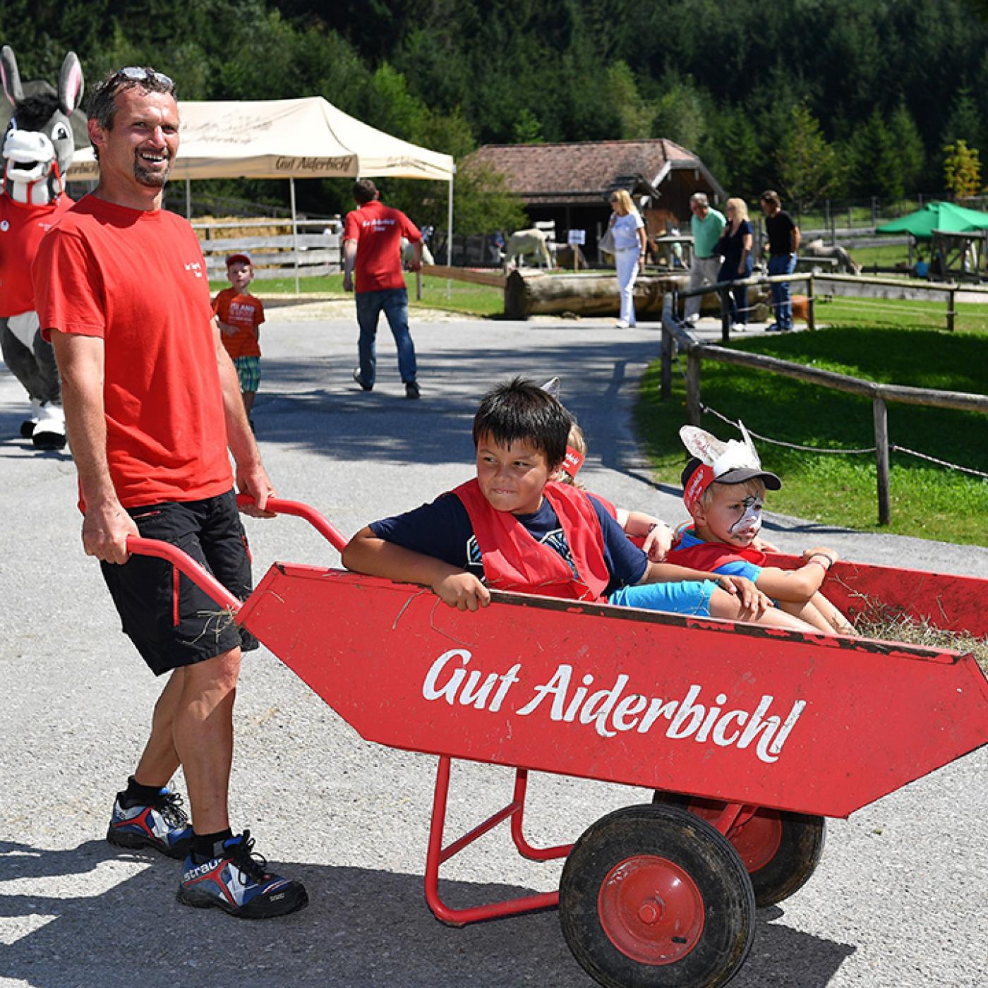 Spaß und Action beim Kinderfest am Bauernhof von Gut Aiderbichl in Henndorf.