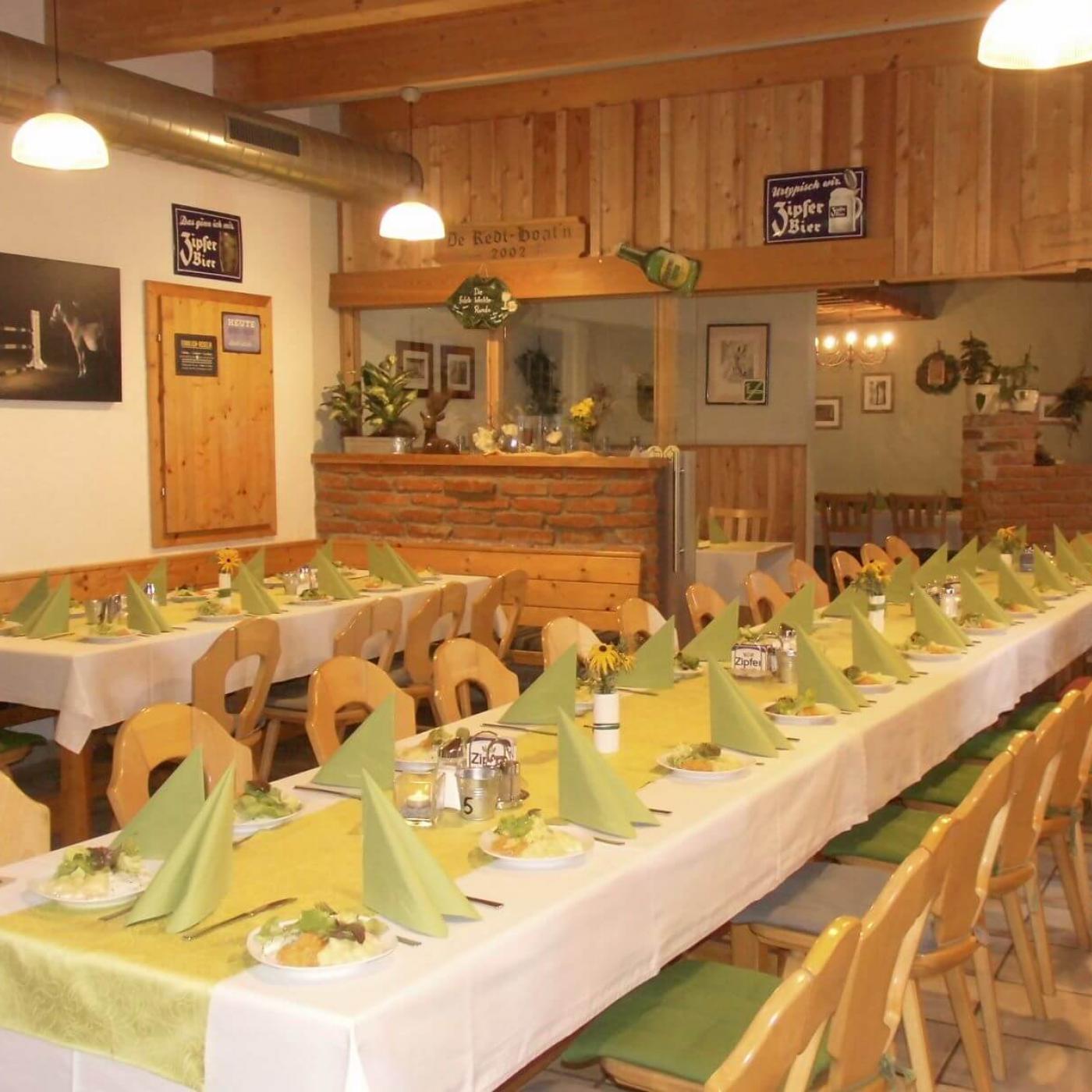 Der Gasthaus Adambauer bietet neben tollen Essen auf viele Freizeitaktivitäten wie Pferdereiten an.