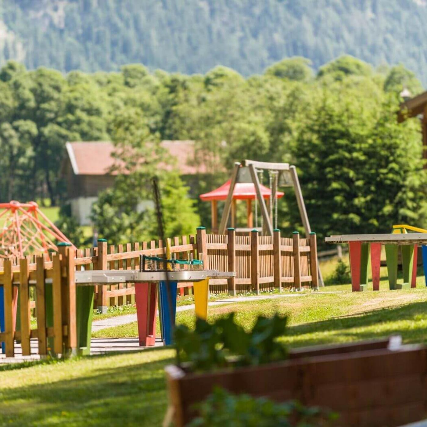 Ein riesiger Spielplatz sorgt für Spaß und Action bei den Kindern im Garten vom Gasthof Wieseneck.