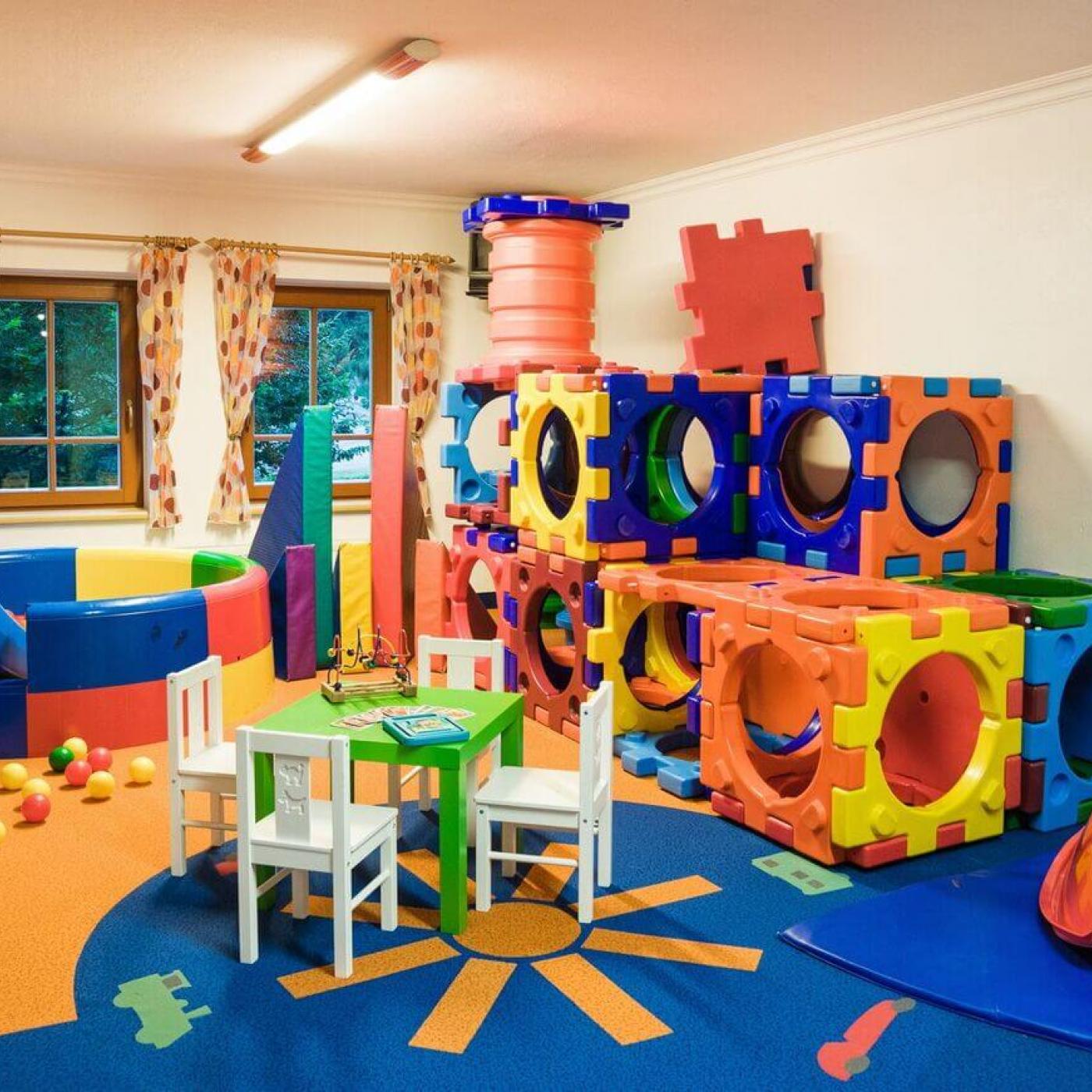 Ein riesiges Spielzimmer sorgt für Spaß und Action bei den Kindern im Garten vom Gasthof Wieseneck.