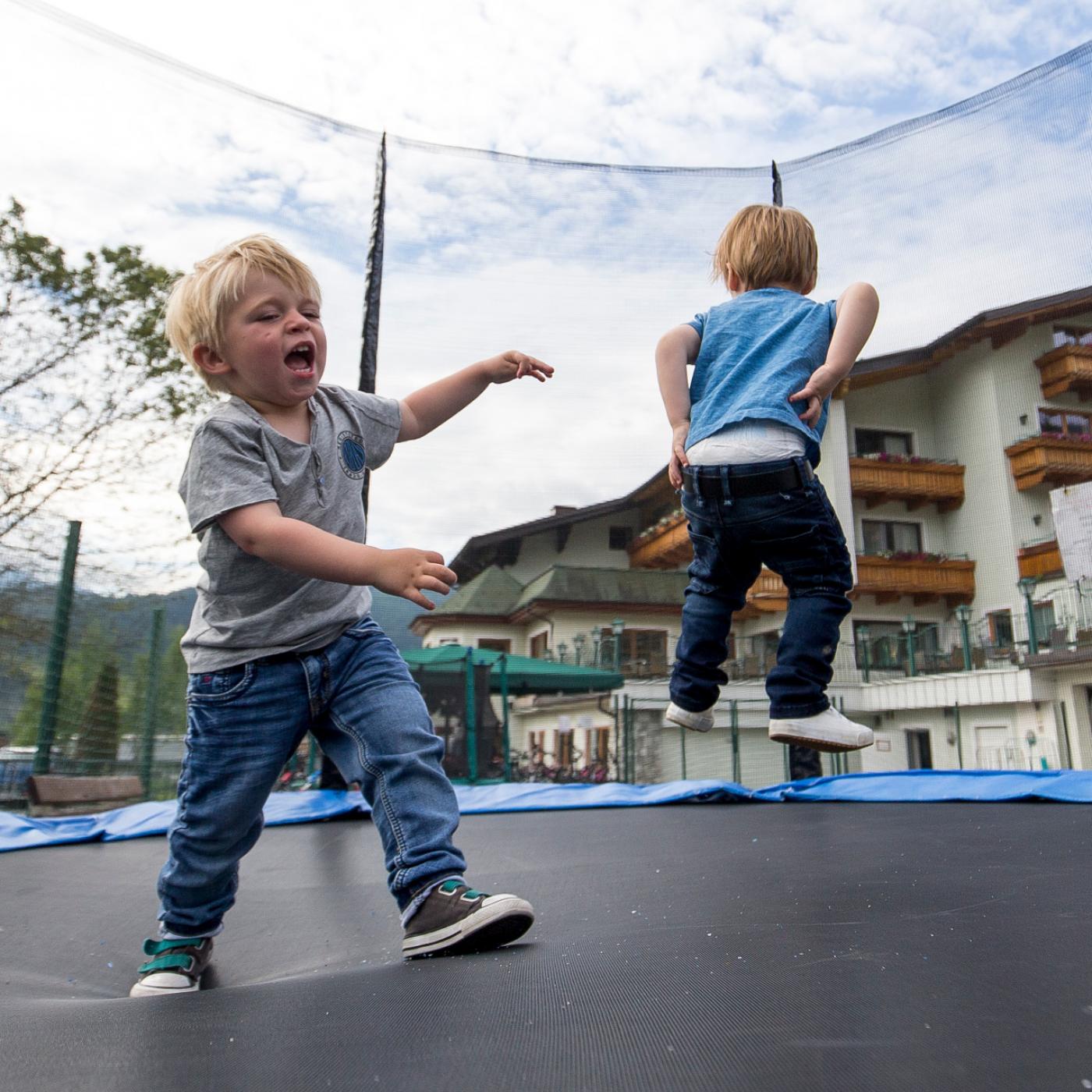 Spielplatz mit Trampolin im Hotel Felsenhof in Flachau.