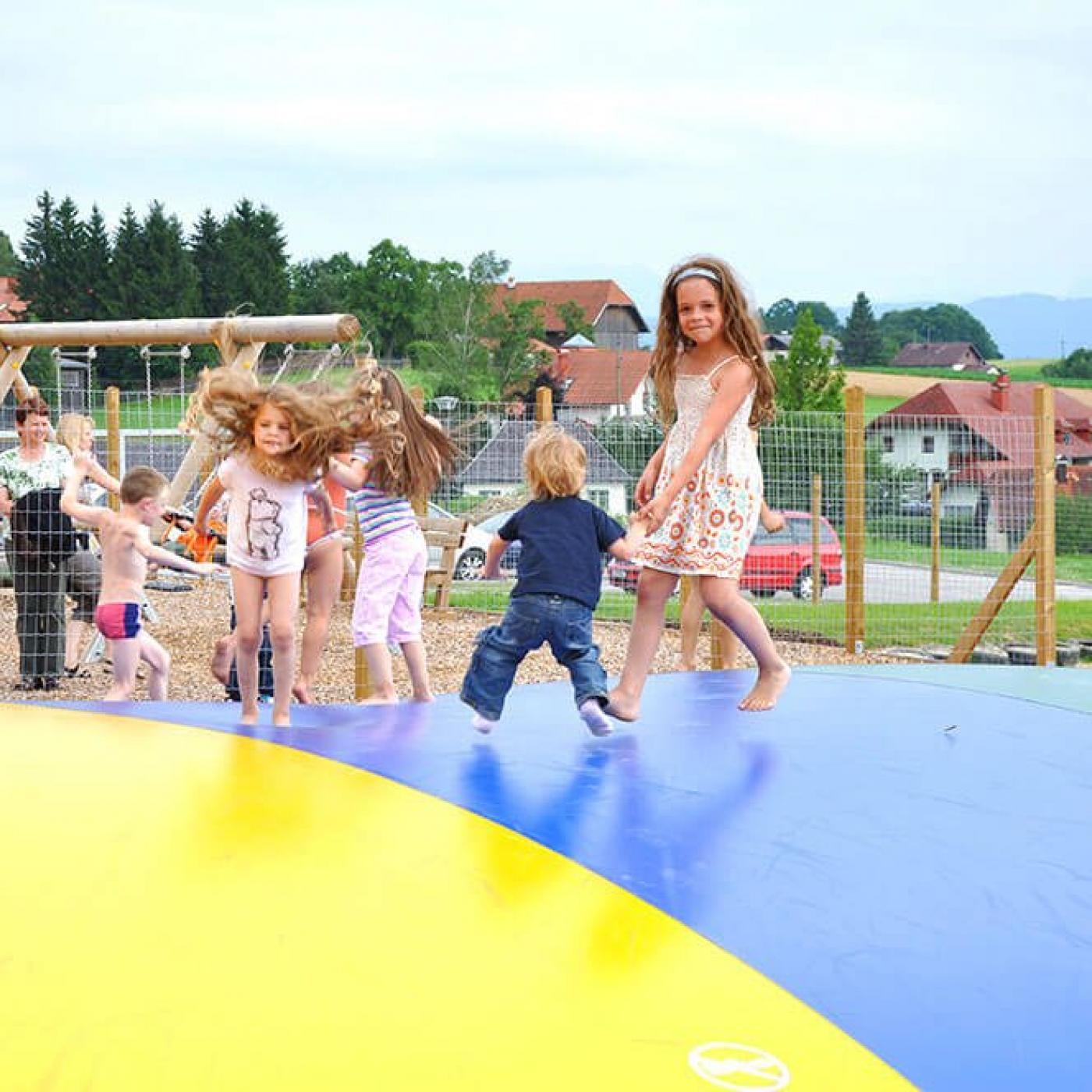 Kinder hüpfen am Riesen-Trampolin im Obra Kinderland.