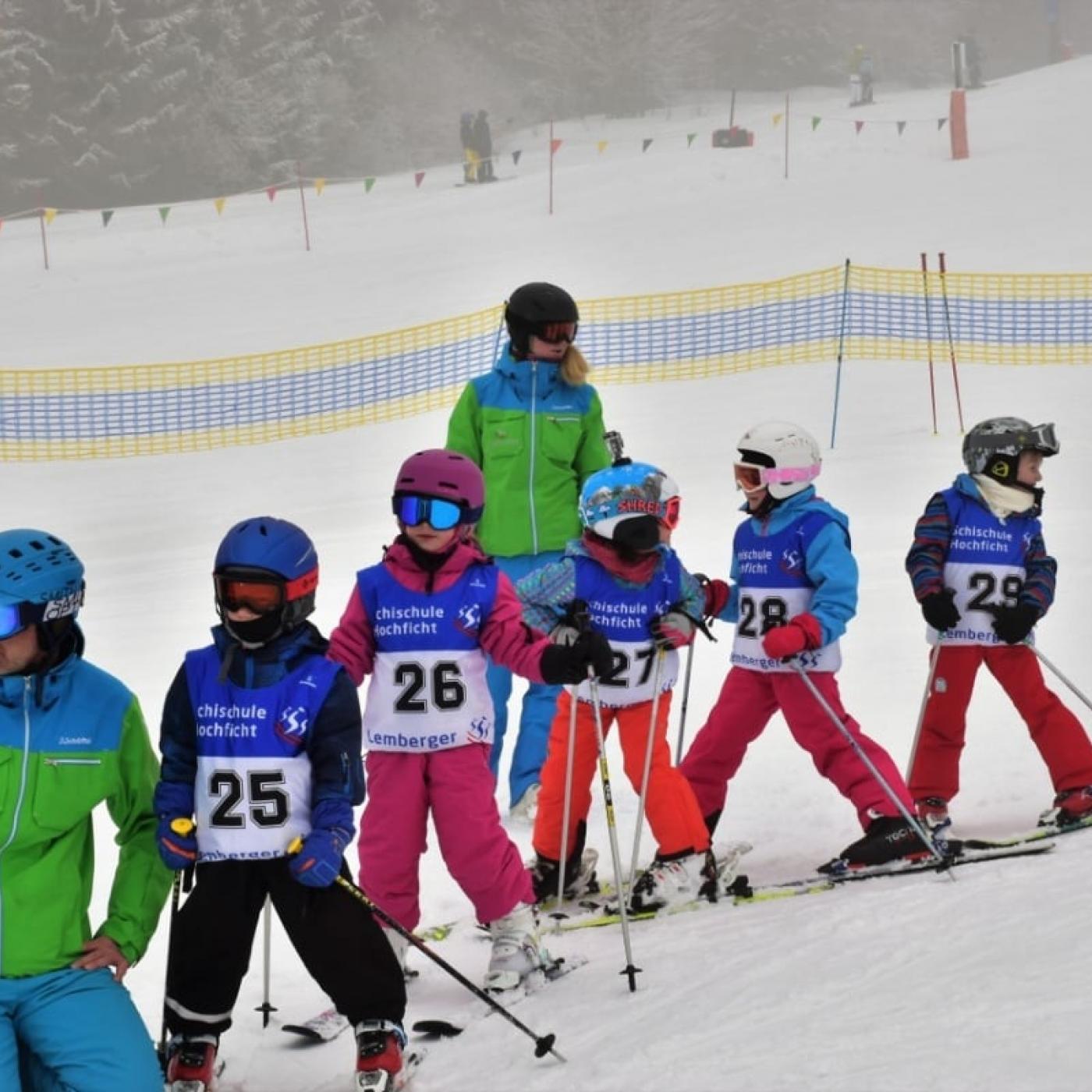 Die Skihaserl lernen spielerisch Skifahren in der Schischule & Schiverleih Hochficht.