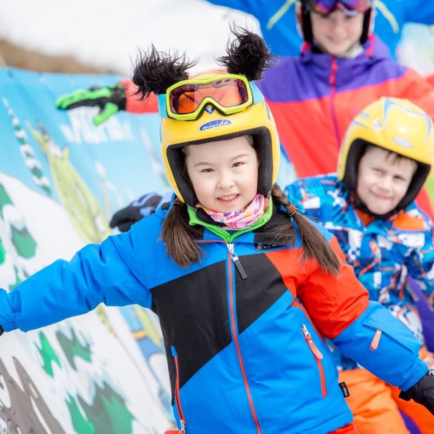 Kinder lernen spielerisch Skifahren in der Schischule & Schiverleih Hochficht.