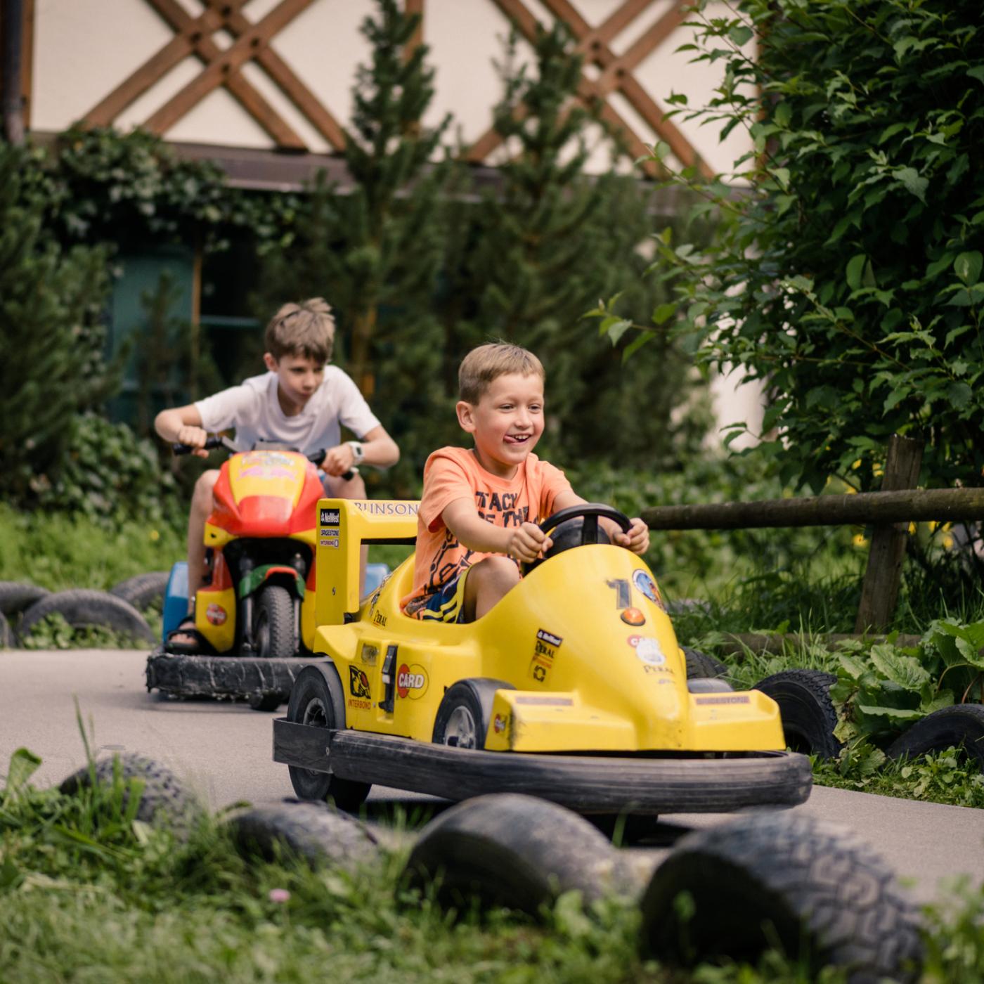 Kinder fahren GoCarts im Wild- & Erlebnispark Ferleiten.