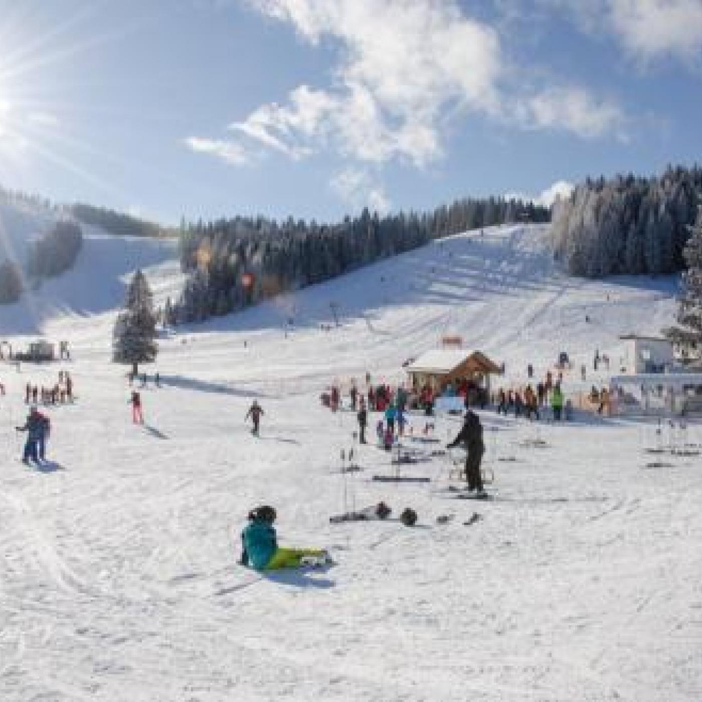 Kinder lernen in Hinterstoder Skifahren.