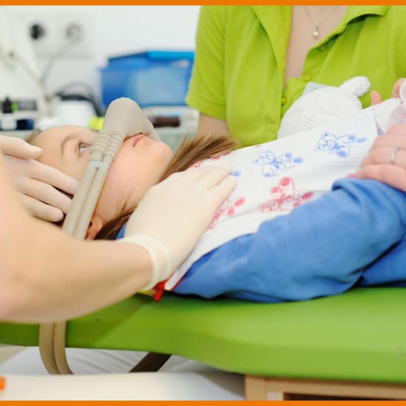 Kind wird mit Lachgas behandelt bei den  Zahnärztinnen für Kinder.