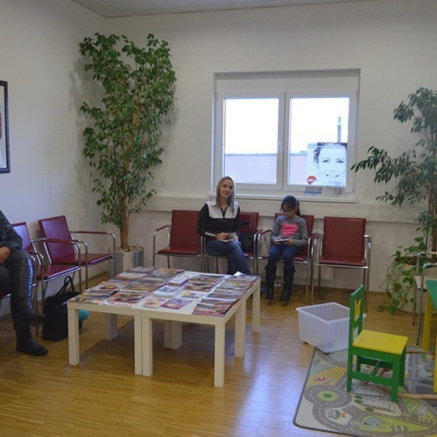 Wartezimmer mit Spielecke bei der Zahnarztpraxis Dr. Jasmina Saric.