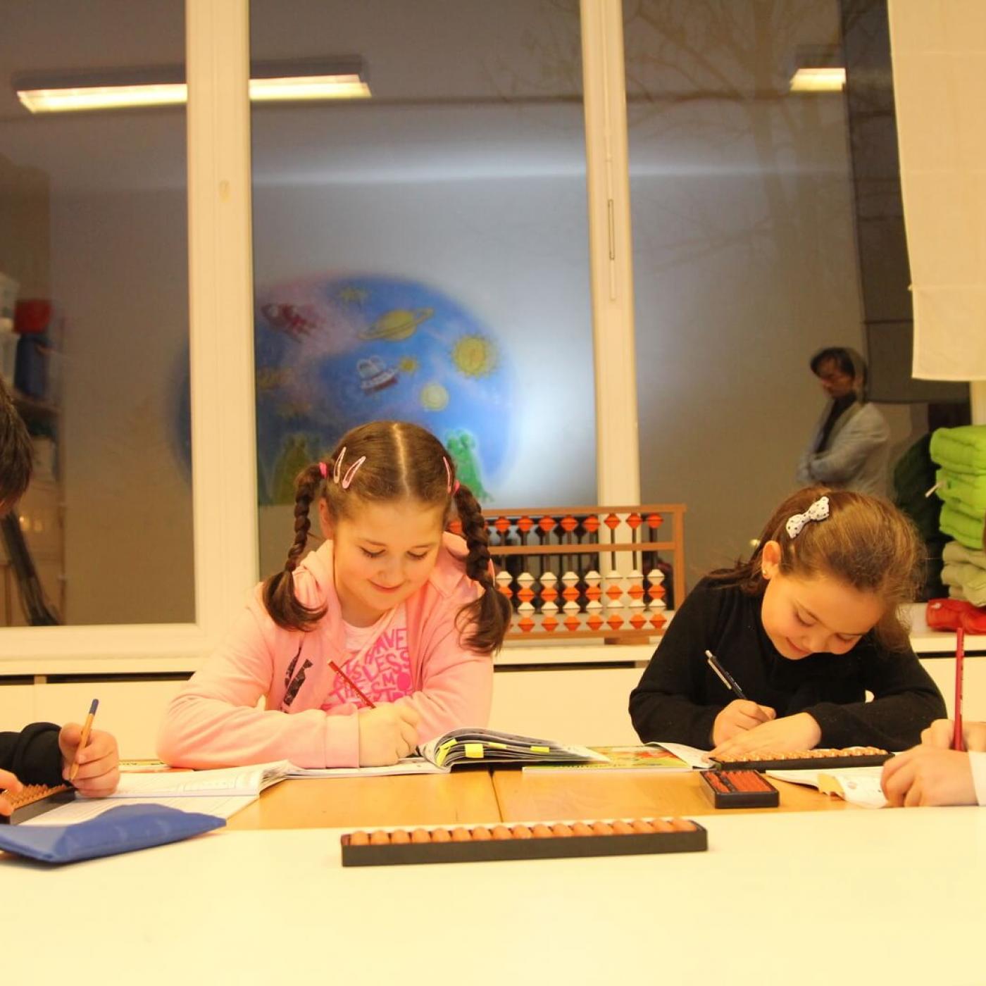 Kinder haben Spaß am Lernen in der Academy SeZa in Linz.	
