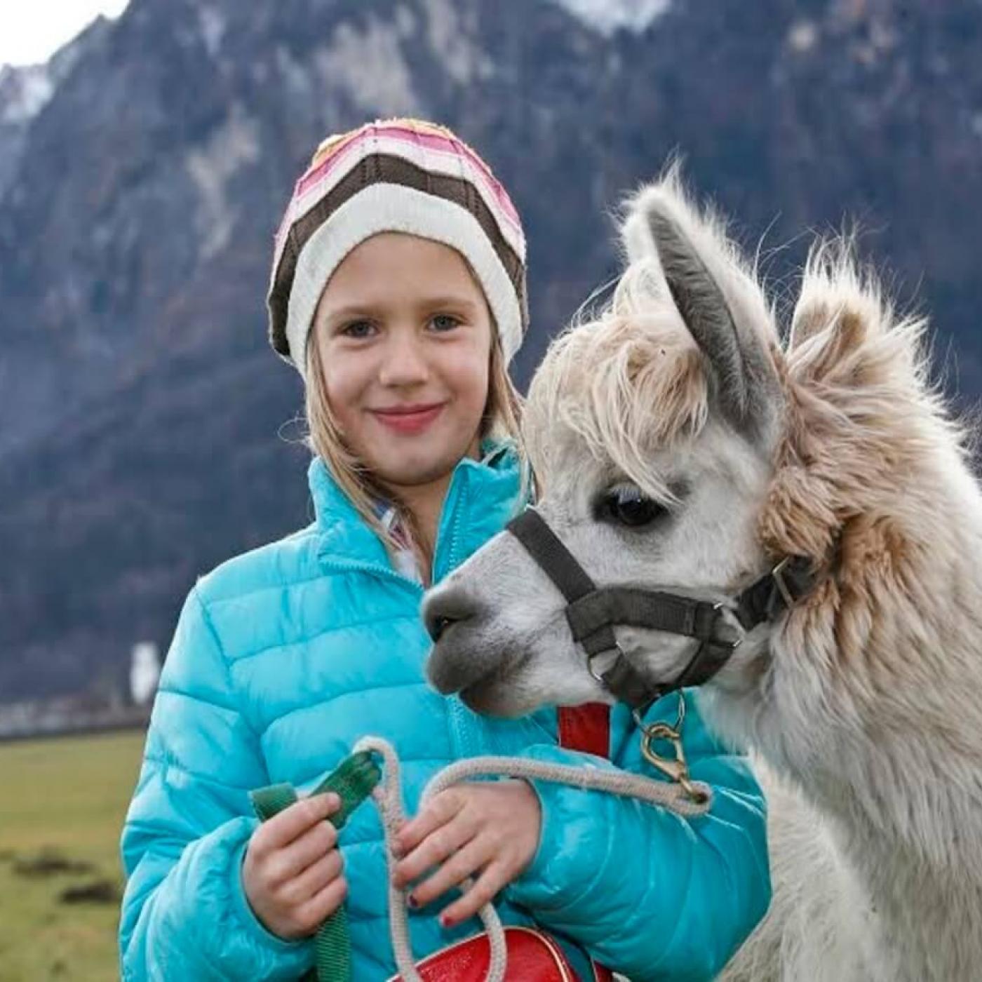 Erlebnisbauernhof Grödig: Kind und Lama.