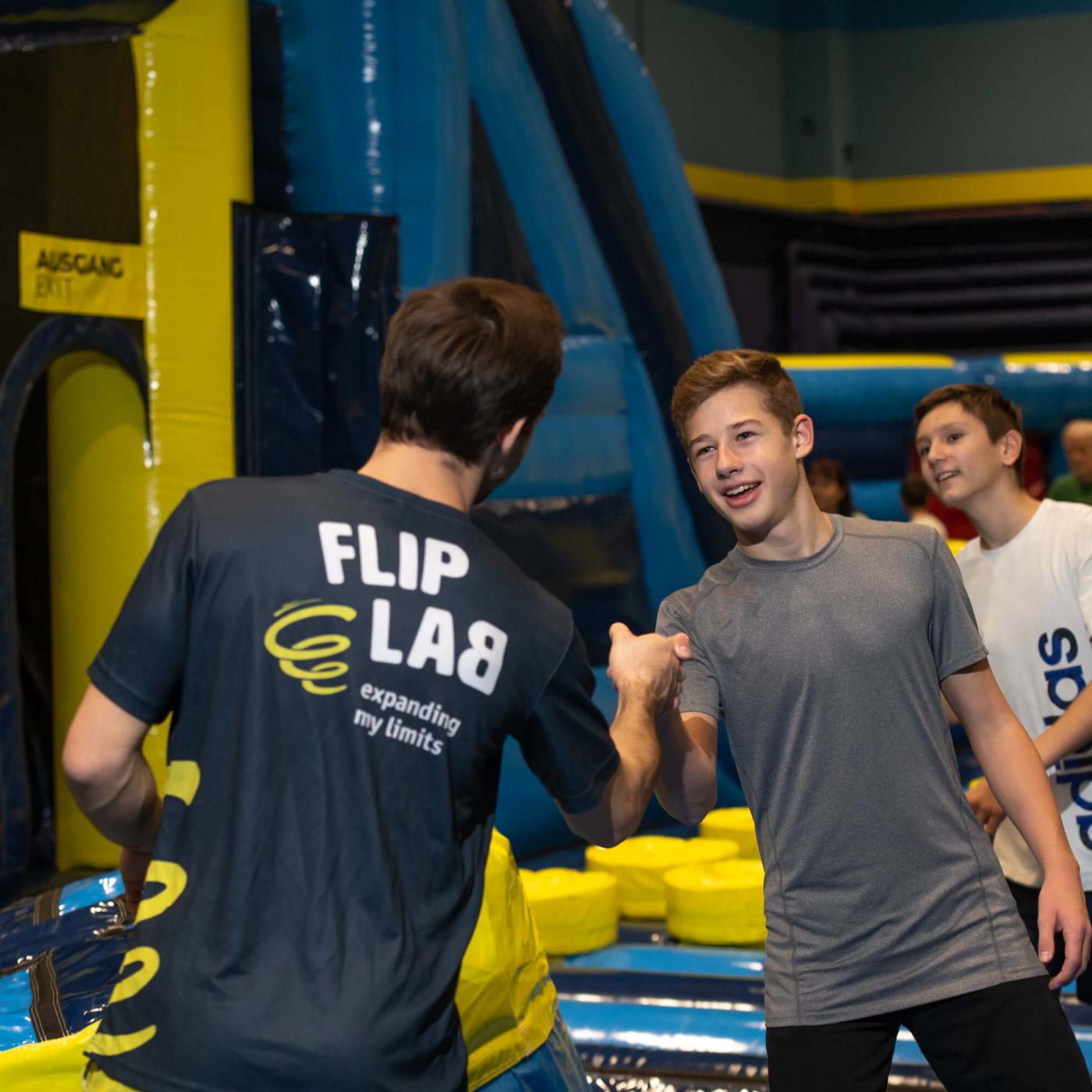 Auch Jugendliche haben Spaß im Flip Lab Center in Graz.