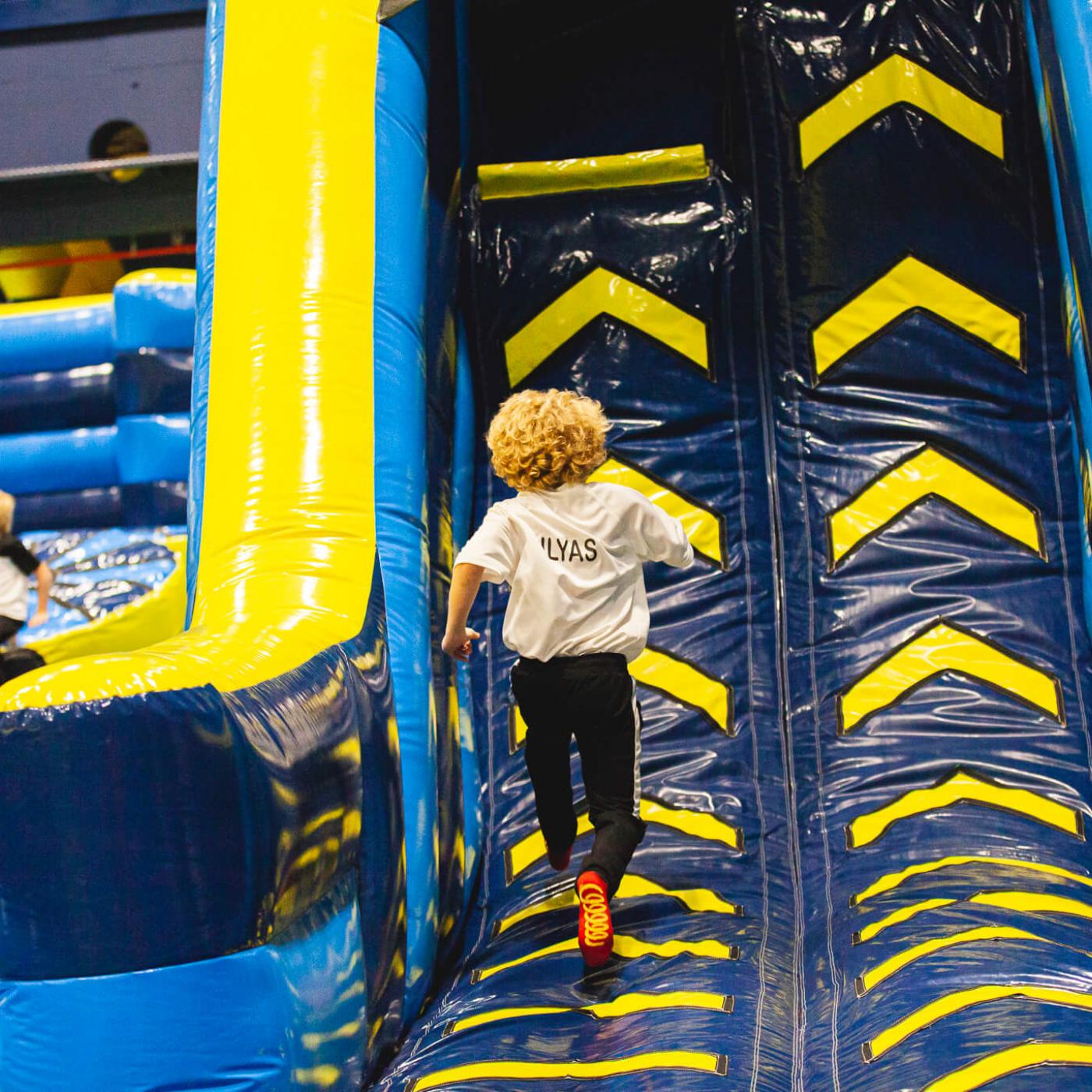 Kinder lieben die Mega-Rutsche im Flip Lab Center in Graz. 