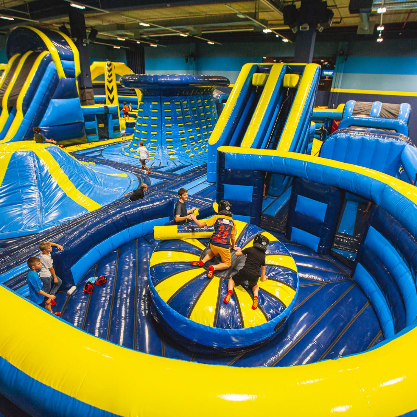 Inflate-Parcour im Flip Lab Center in Graz.