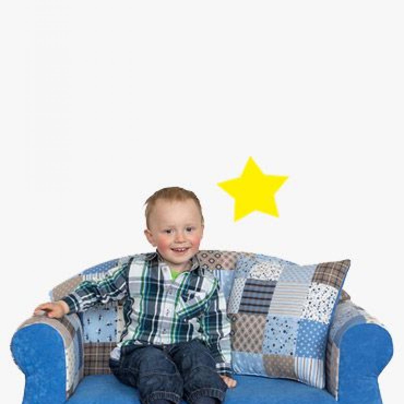 Junge auf blauem Sofa