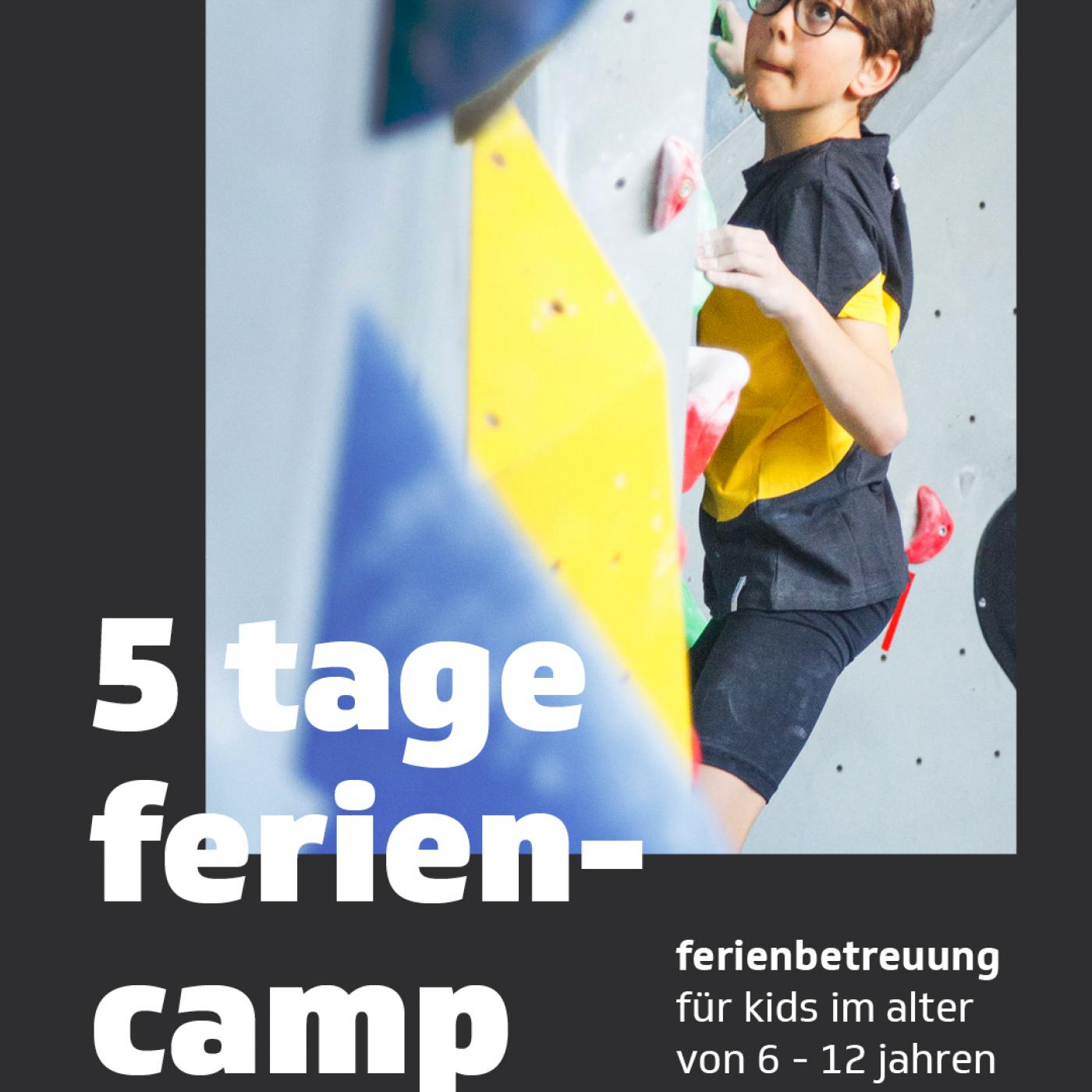 Kind auf Kletterwand