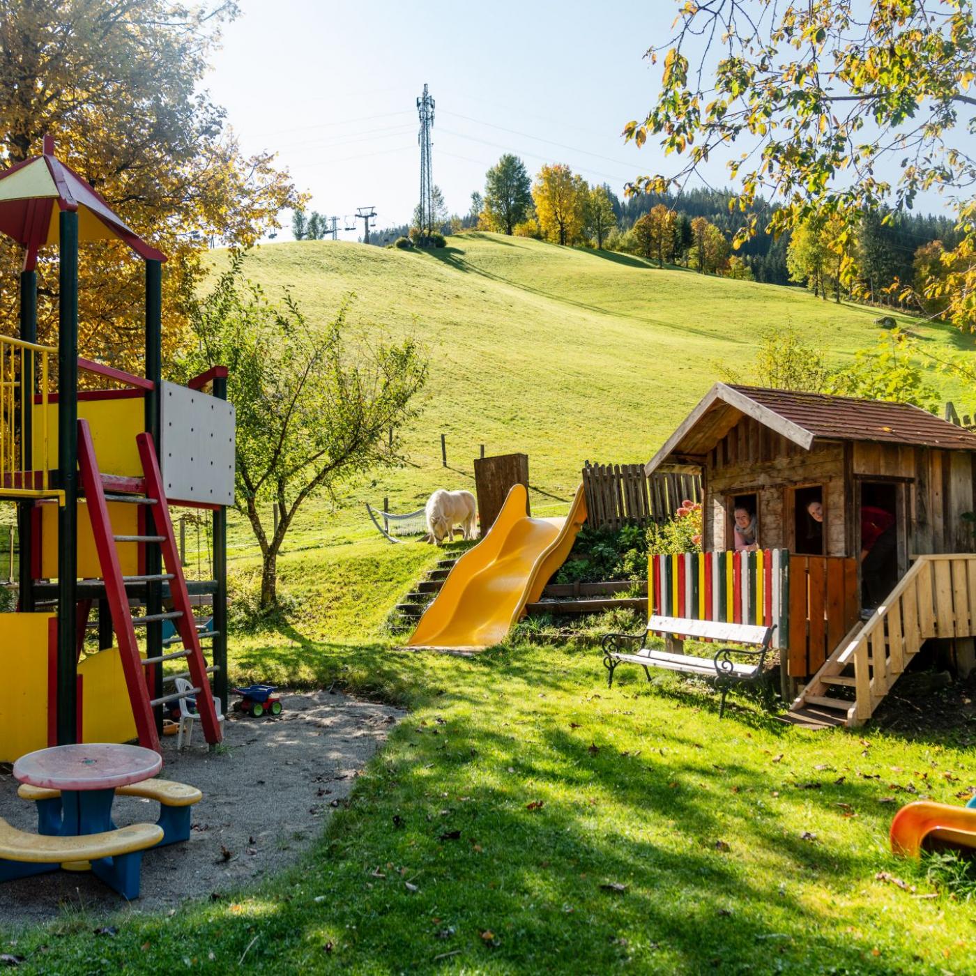 Kinderspielplatz mit Kletterturm und Rutsche