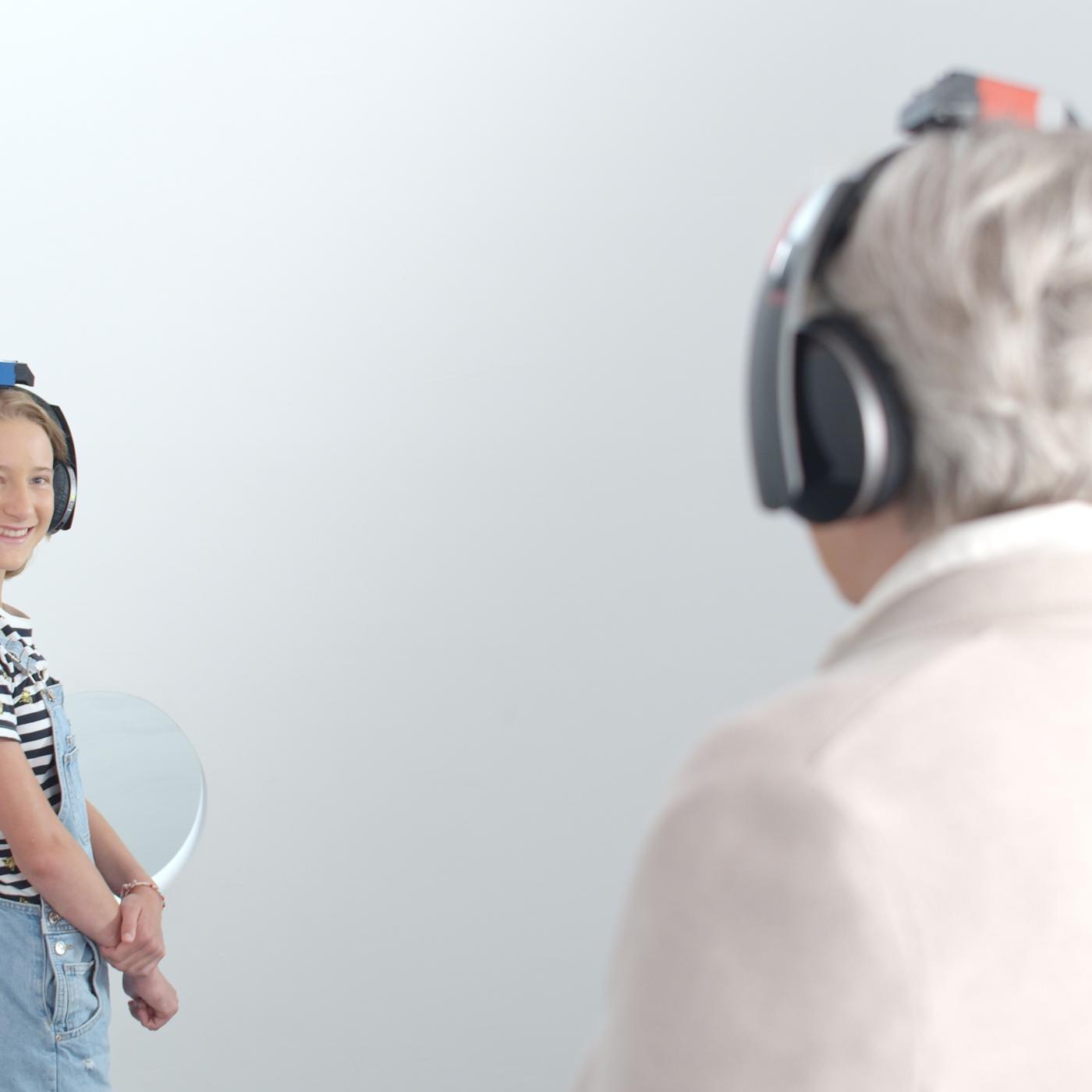Eltern mit Kopfhörern