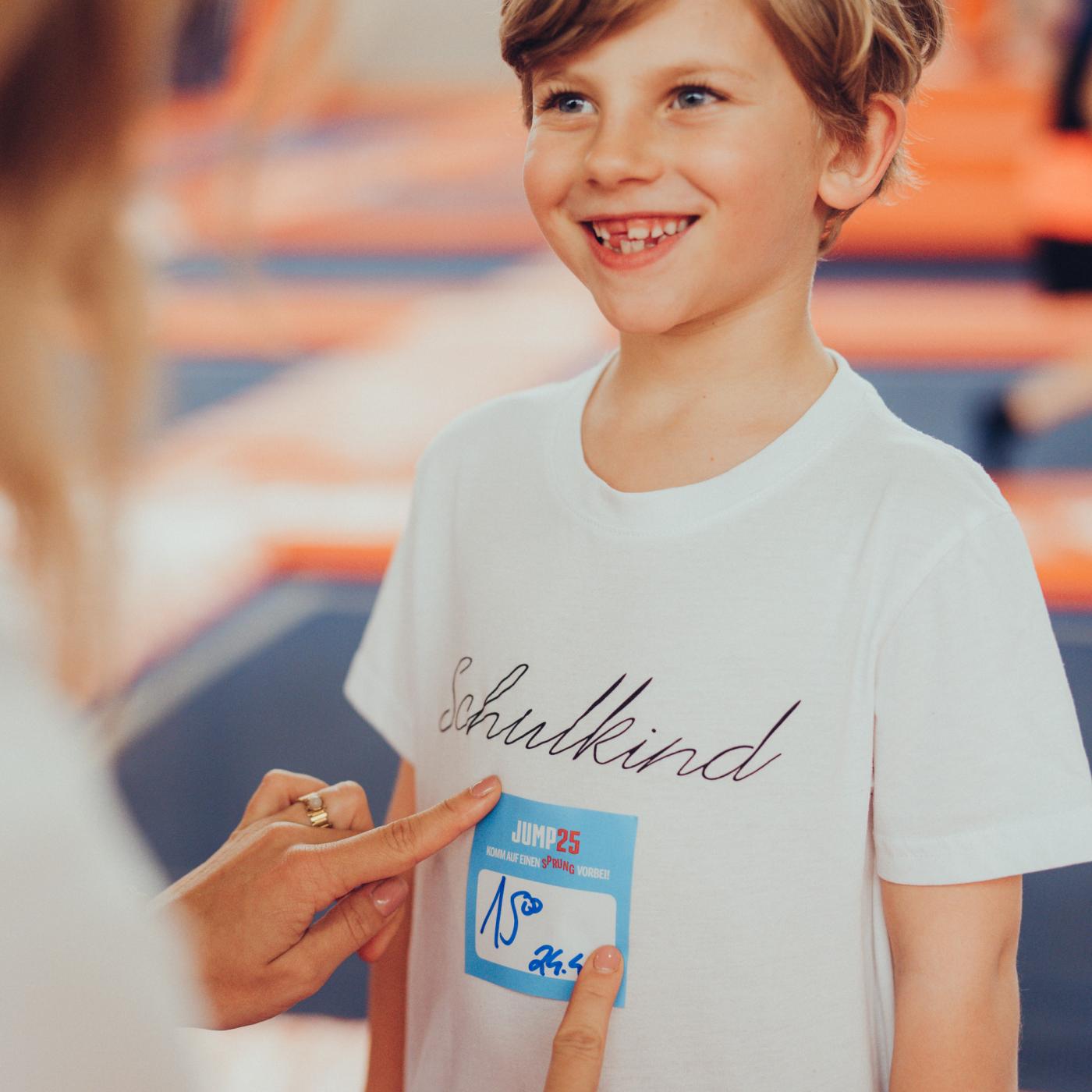 Kind in der Trampolinhalle