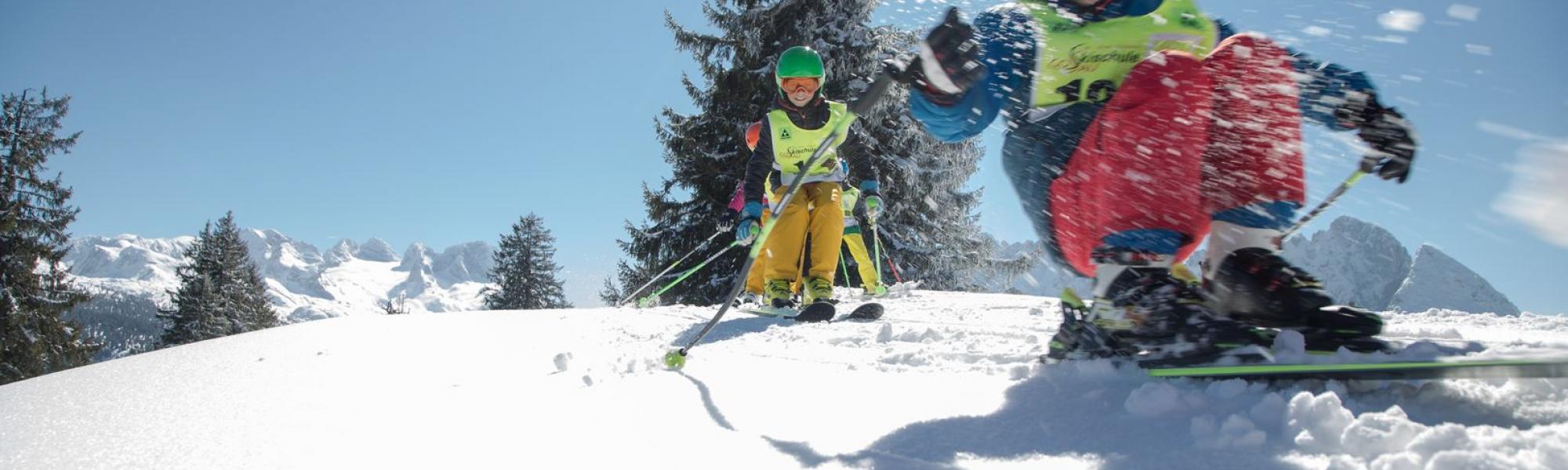 Carving-Kinder-Skikurs in der Skischule Gosau.