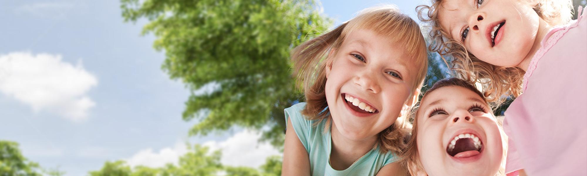 familydent kinderfrneundlicher Zahnarzt lachende Kinder