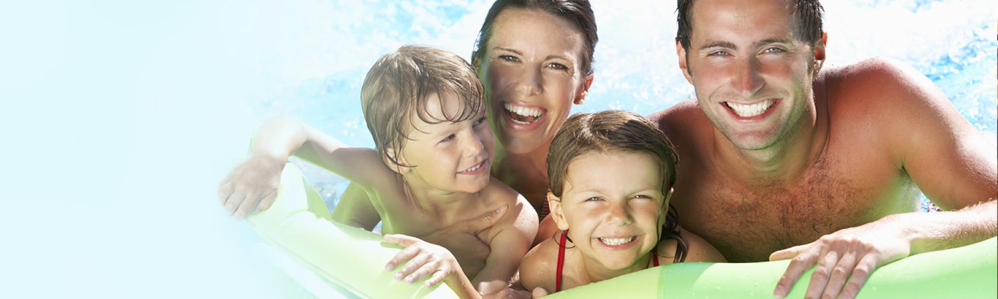 Familie beim Badespaß auf der Luftmatratze im Freizeitbad Ried.
